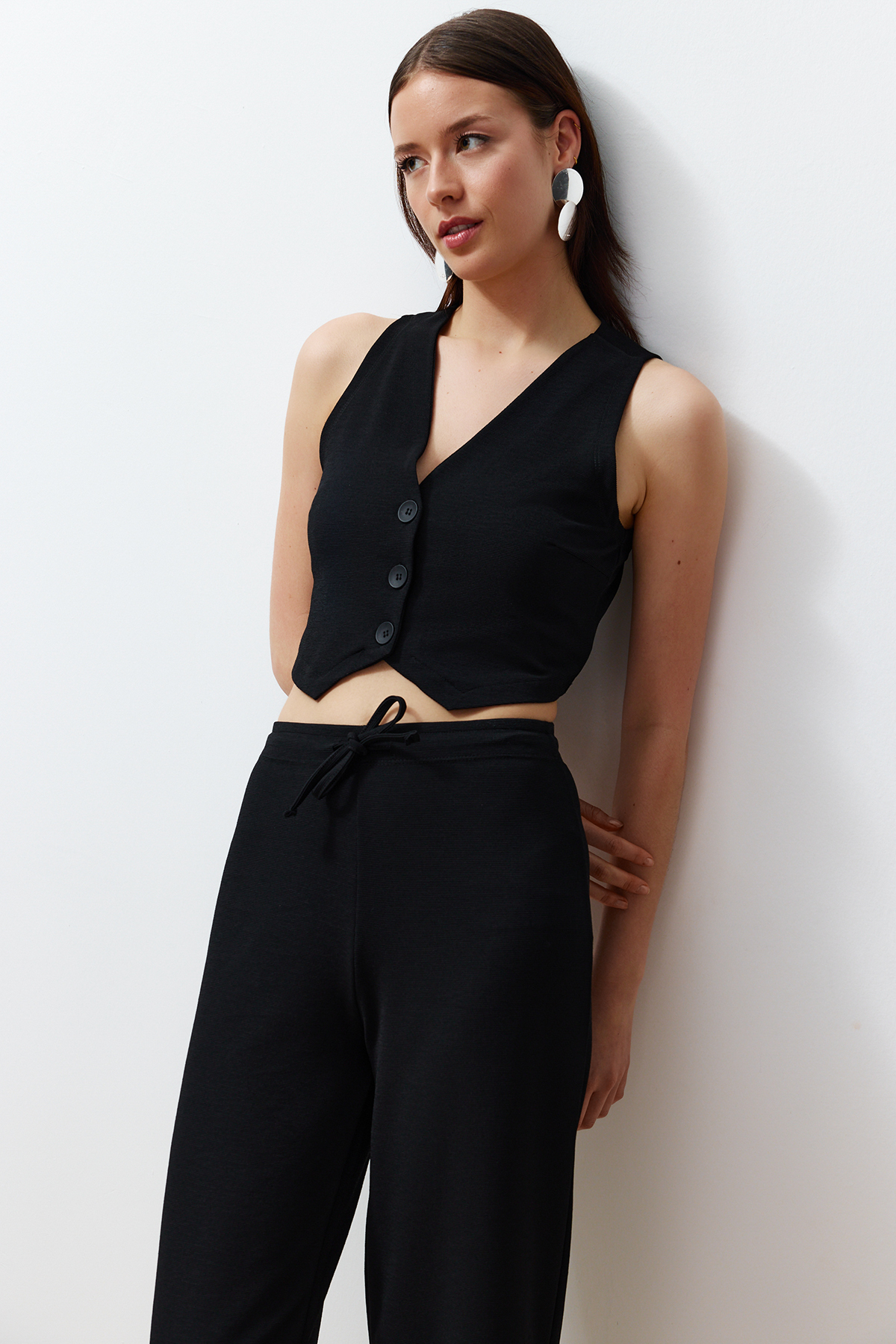 Trendyolmilla  Siyah Düğmeli V Yaka Wide Leg Örme Yelek/Pantolon Alt-Üst Takım TWOSS24AU00017 - Görsel 4