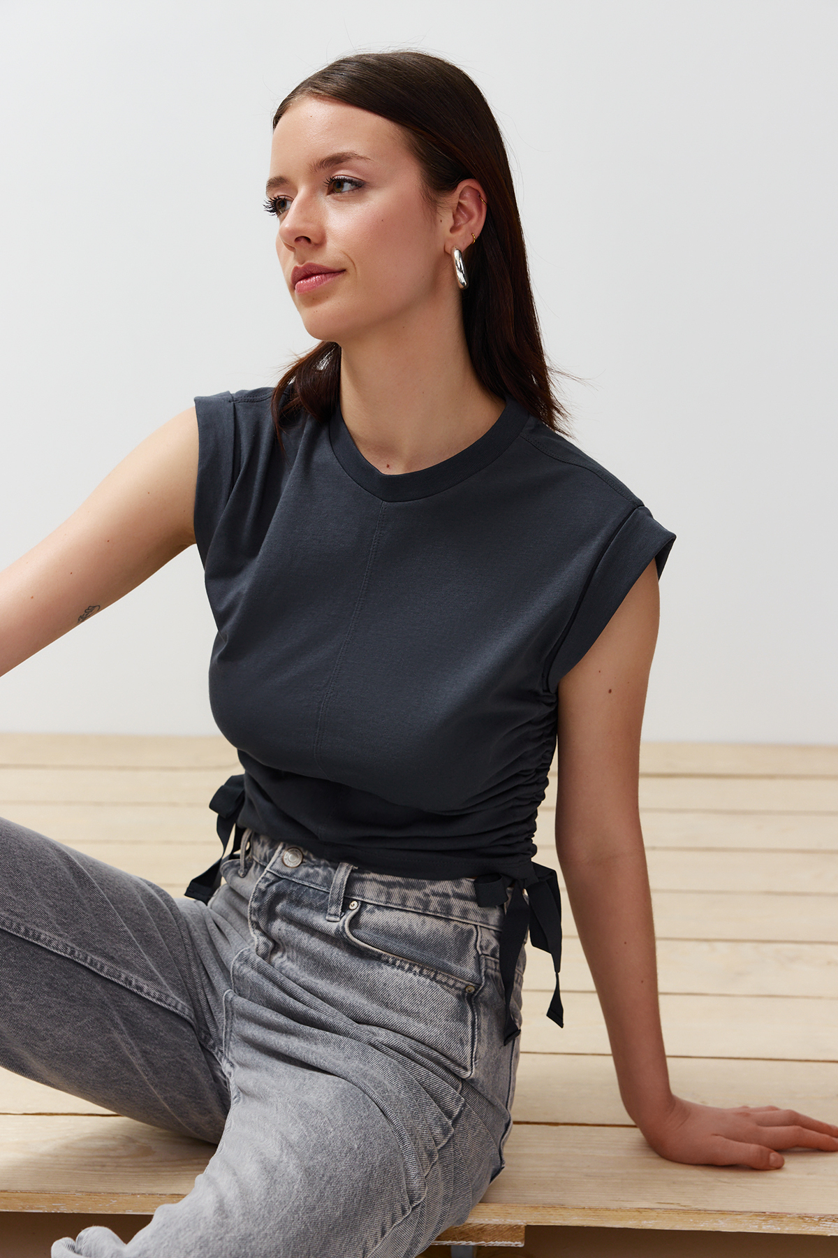 Trendyolmilla  Antrasit %100 Kalın Pamuklu Büzgü Detaylı Crop Yarasa Kol Örme T-Shirt TWOSS24TS00026