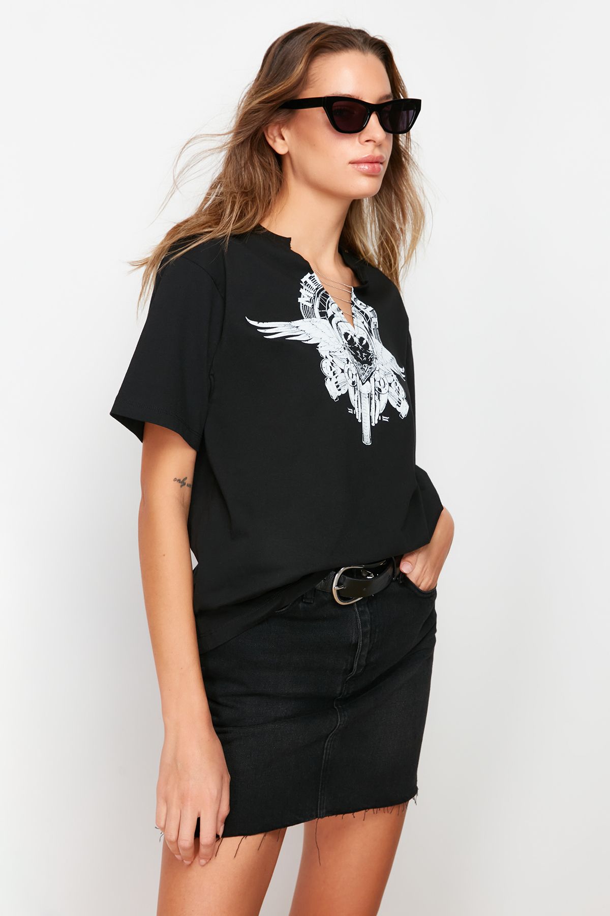 Trendyol Collection Czarny 100% Bawełniany Nadrukowany Łańcuch Szczegółowy Dzianinowy T-shirt Oversize/szeroki Wzór Dekolt W Serek Kobieta - XS