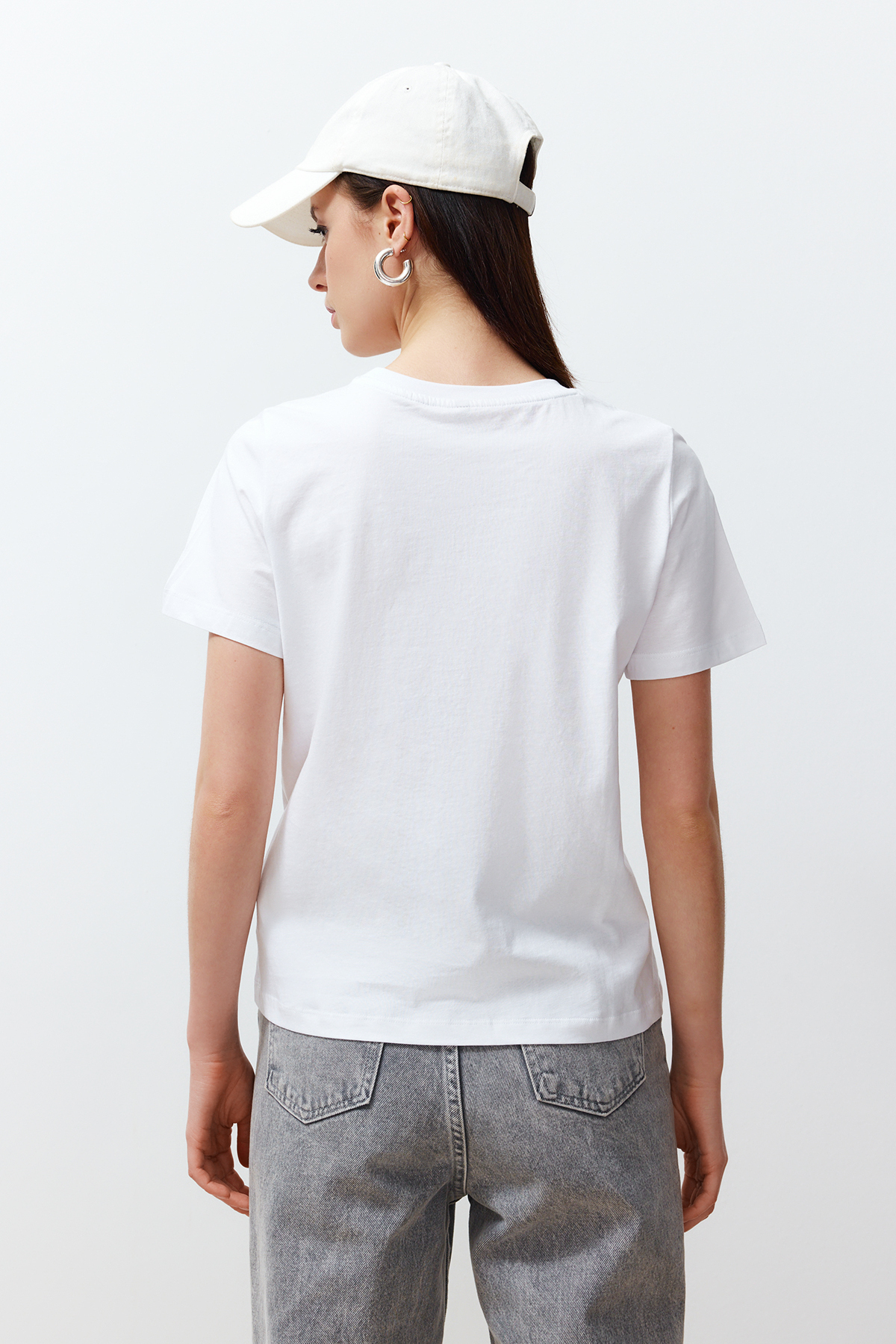 Trendyolmilla  Beyaz %100 Pamuk Nakışlı Regular/Normal Kalıp Örme T-Shirt TWOSS24TS00160 - Görsel 6