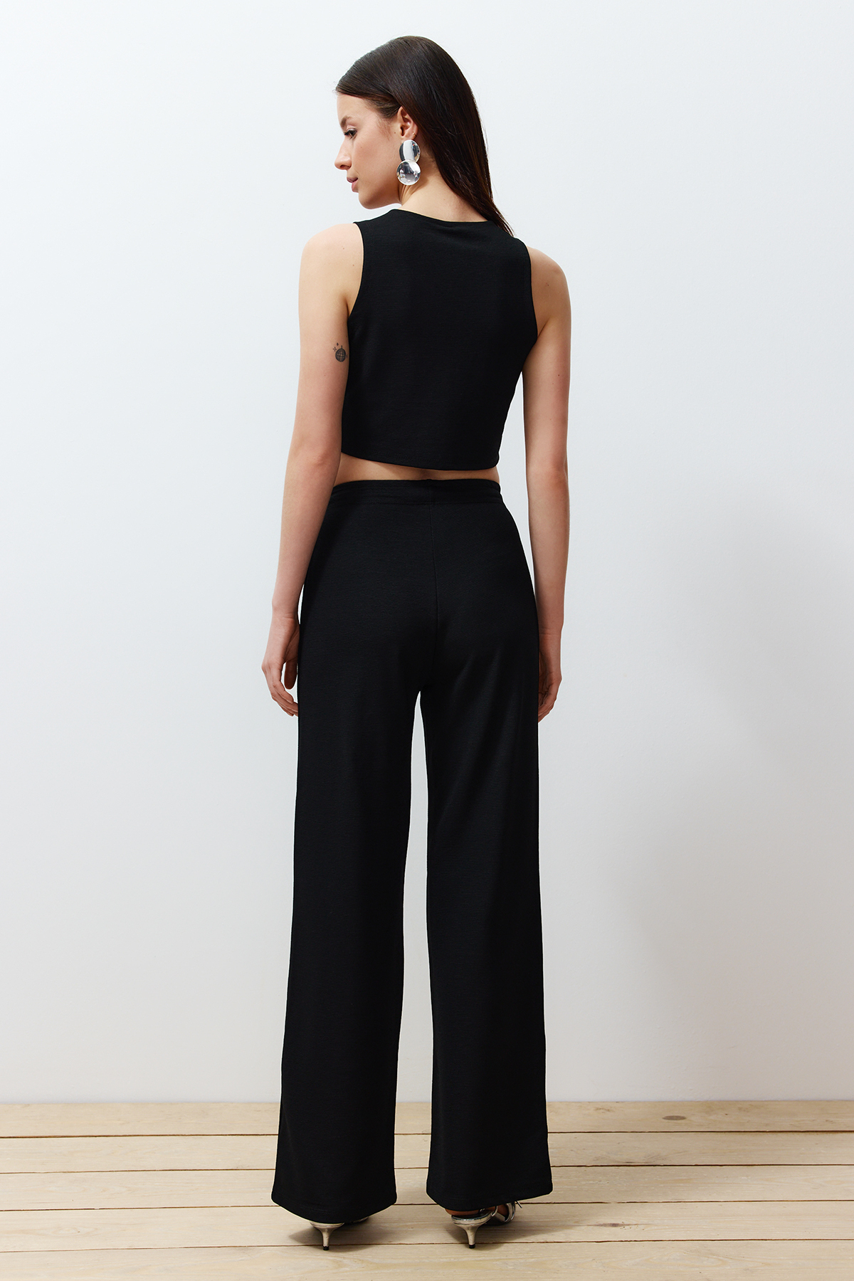 Trendyolmilla  Siyah Düğmeli V Yaka Wide Leg Örme Yelek/Pantolon Alt-Üst Takım TWOSS24AU00017 - Görsel 7