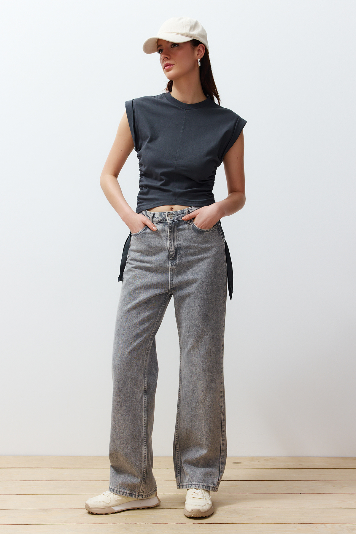 Trendyolmilla  Antrasit %100 Kalın Pamuklu Büzgü Detaylı Crop Yarasa Kol Örme T-Shirt TWOSS24TS00026 - Görsel 3