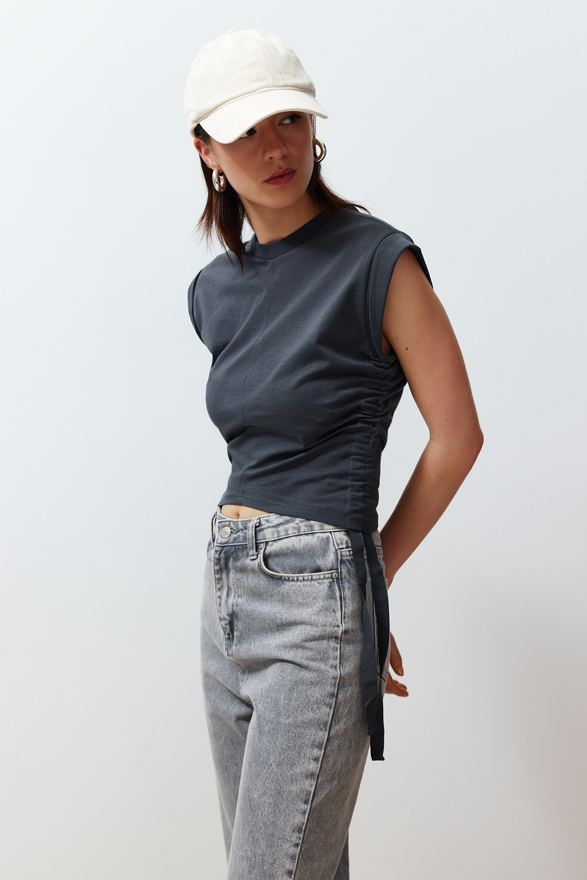 Trendyolmilla  Antrasit %100 Kalın Pamuklu Büzgü Detaylı Crop Yarasa Kol Örme T-Shirt TWOSS24TS00026 - Görsel 2