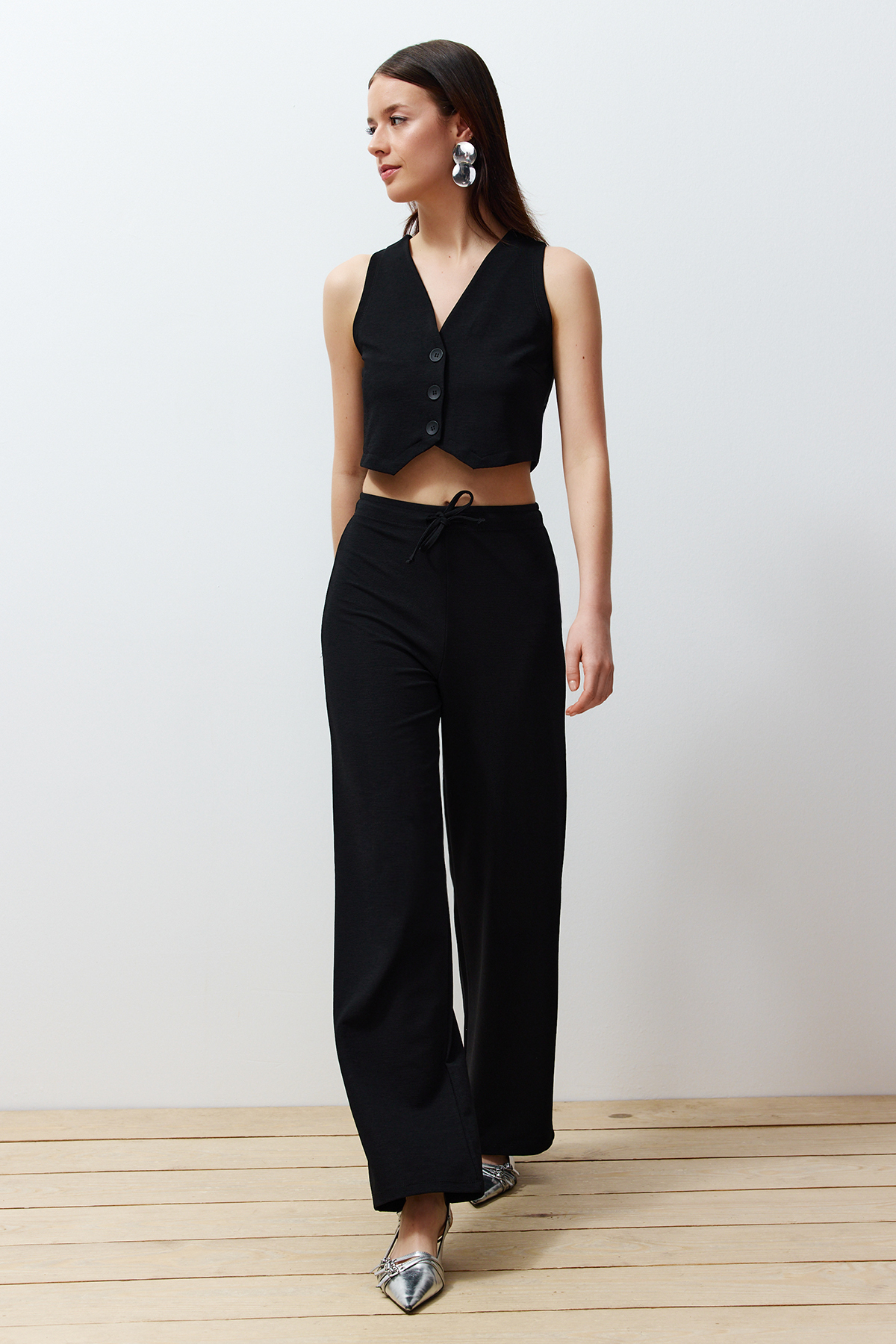 Trendyolmilla  Siyah Düğmeli V Yaka Wide Leg Örme Yelek/Pantolon Alt-Üst Takım TWOSS24AU00017 - Görsel 3