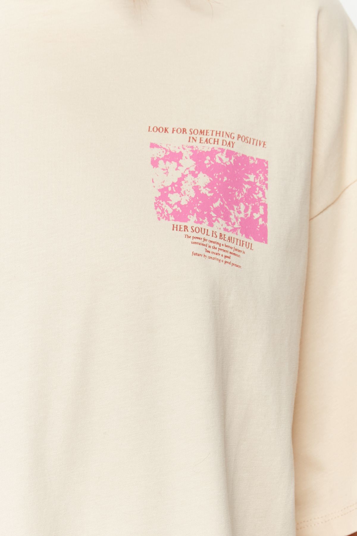 Trendyol Collection-Premium-Strick-T-Shirt aus 100 % Baumwolle mit bedruckter Vorder- und Rückseite in Übergröße/weitem Muster TWOSS23TS00269 3