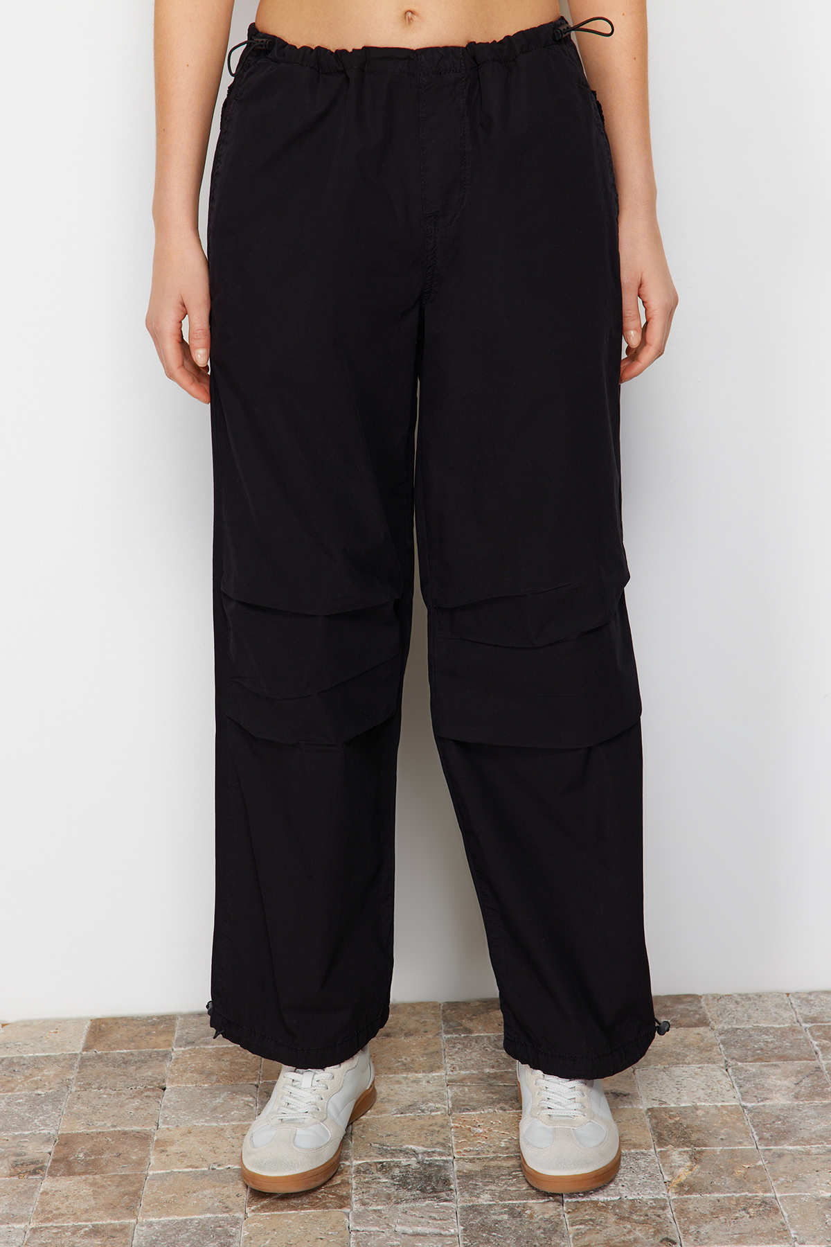 Trendyolmilla  Siyah Stoperli Normal Bel Paraşüt Pantolon TWOAW23JE00738 - Görsel 9