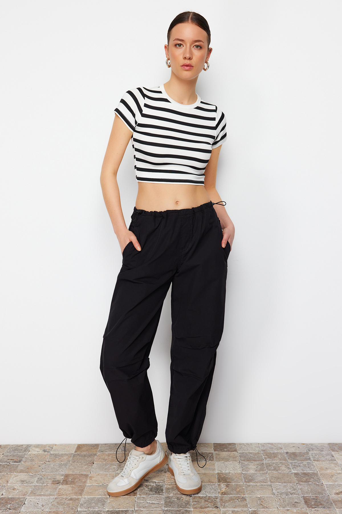 Trendyolmilla  Siyah Stoperli Normal Bel Paraşüt Pantolon TWOAW23JE00738 - Görsel 7