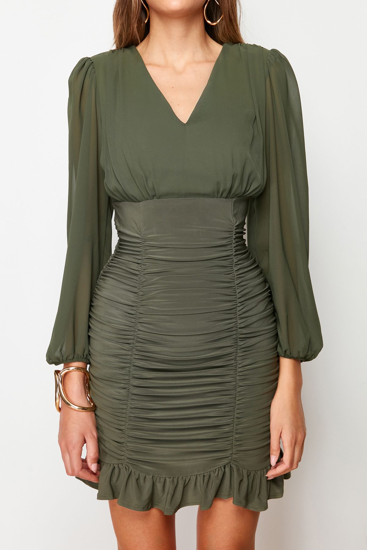 Kolekcia Trendyol-Elastické elastické tkané šaty s výstrihom do V v khaki farbe TWOAW23EL01044 4