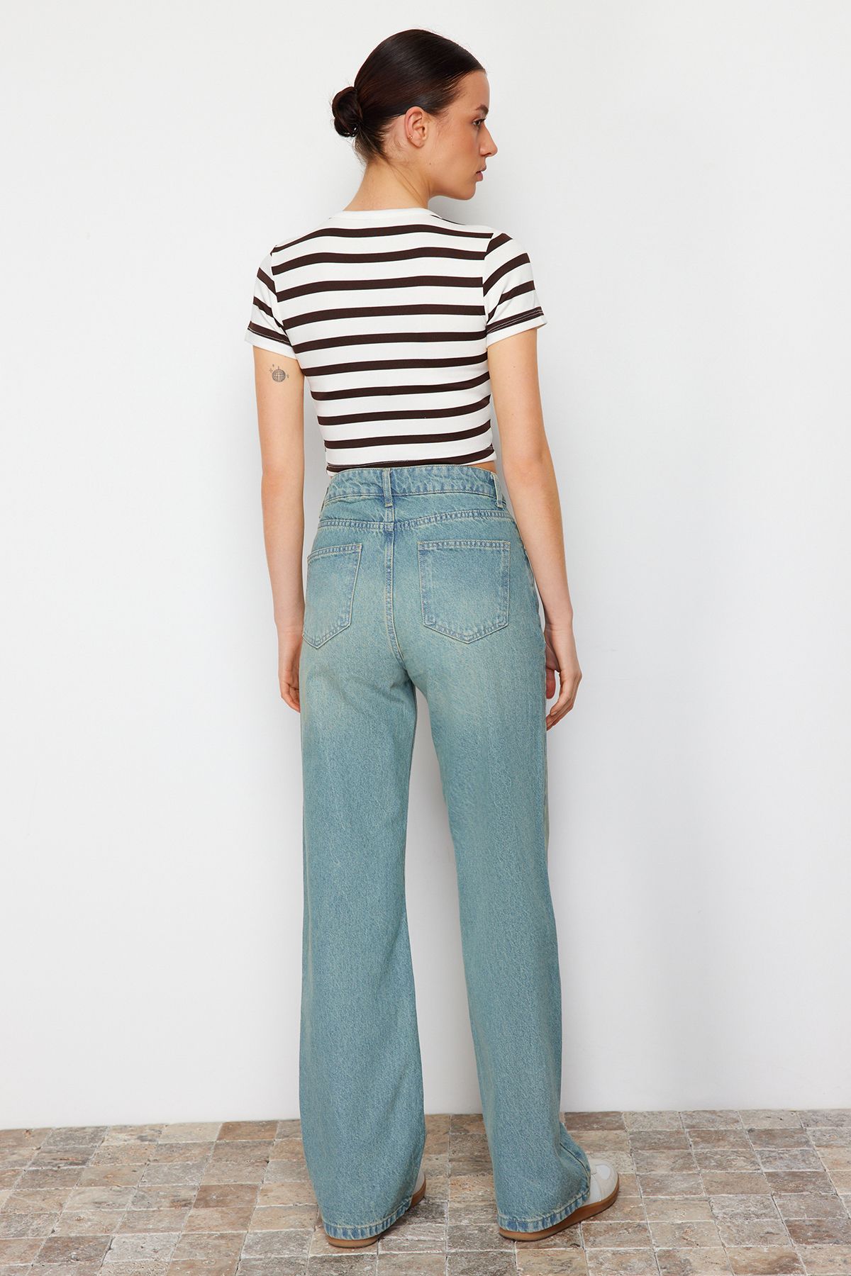 Trendyol Collection-Jeans mit hoher Taille und weitem Bein in blassblauem Vintage-Effekt TWOSS23JE00166 6
