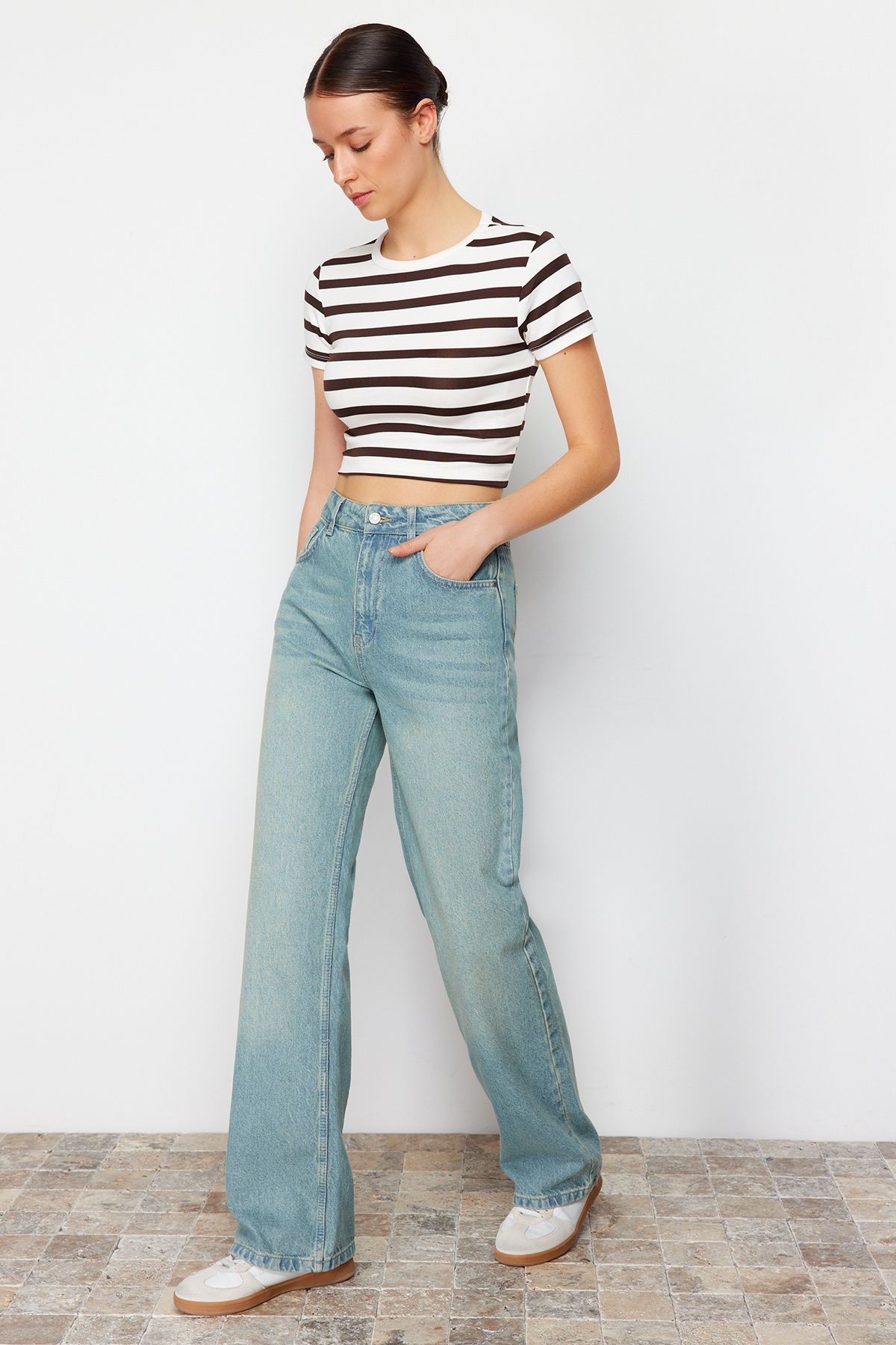 Trendyol Collection-Jeans mit hoher Taille und weitem Bein in blassblauem Vintage-Effekt TWOSS23JE00166 3