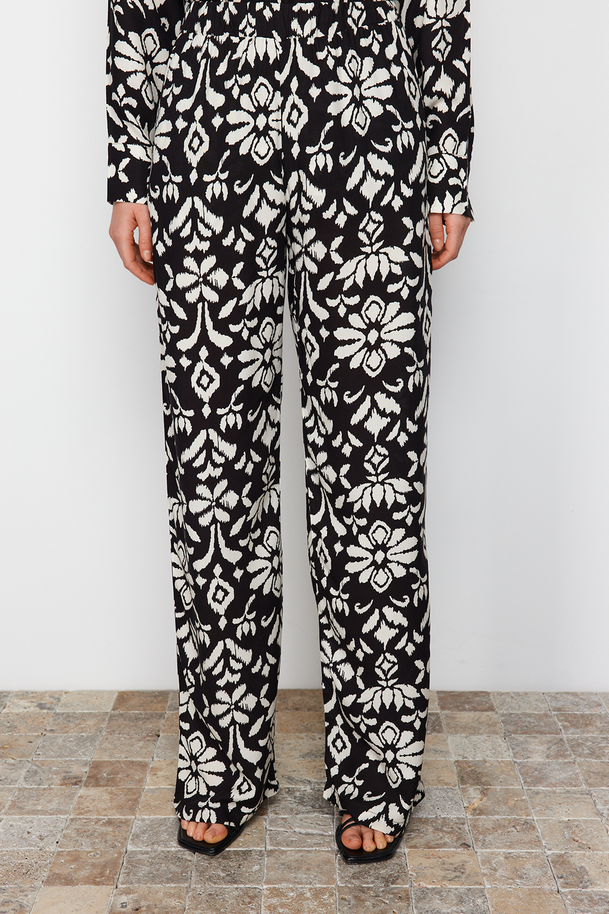 Trendyolmilla  Çok Renkli Etnik Desenli Viskon Kumaşlı Dokuma Gömlek-Pantolon Takım TWOSS24AU00025 - Görsel 5