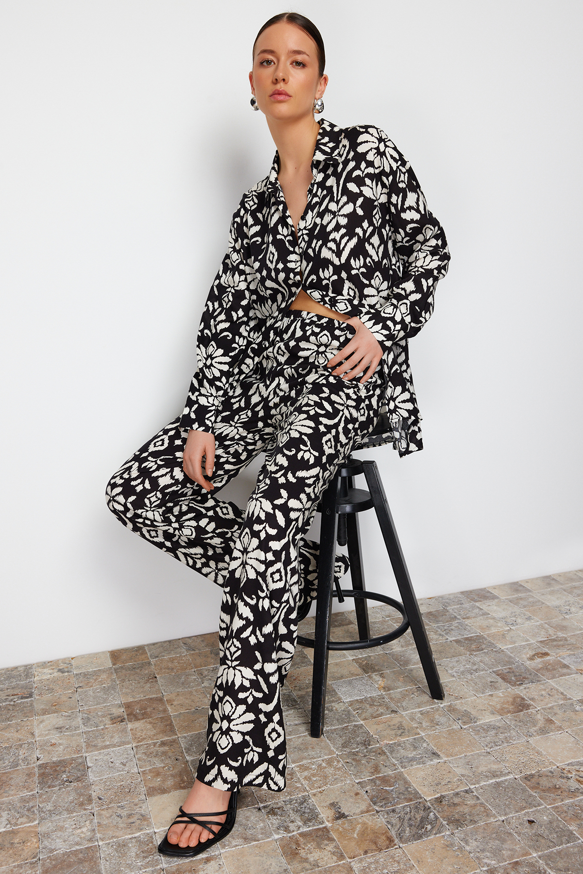 Trendyolmilla  Çok Renkli Etnik Desenli Viskon Kumaşlı Dokuma Gömlek-Pantolon Takım TWOSS24AU00025 - Görsel 2