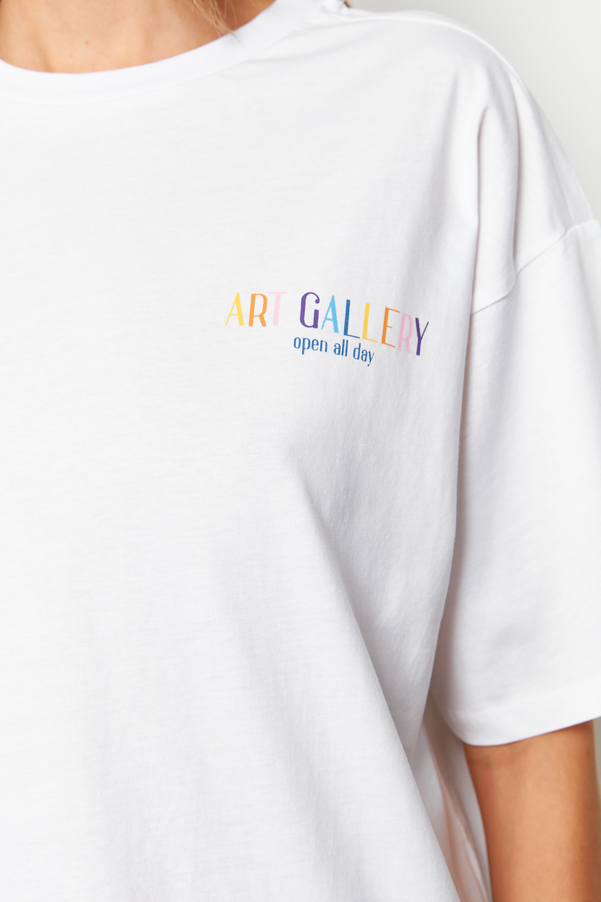 Trendyolmilla  Beyaz %100 Pamuk Ön ve Arka Baskılı Boyfriend Fit Bisiklet Yaka Örme T-Shirt TWOSS23TS00057 - Görsel 5