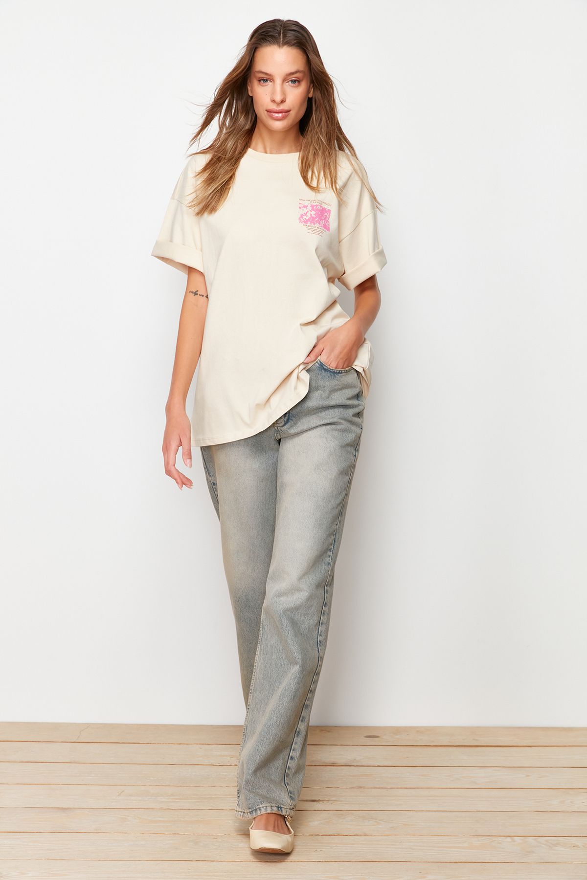Trendyol Collection-Premium-Strick-T-Shirt aus 100 % Baumwolle mit bedruckter Vorder- und Rückseite in Übergröße/weitem Muster TWOSS23TS00269 4