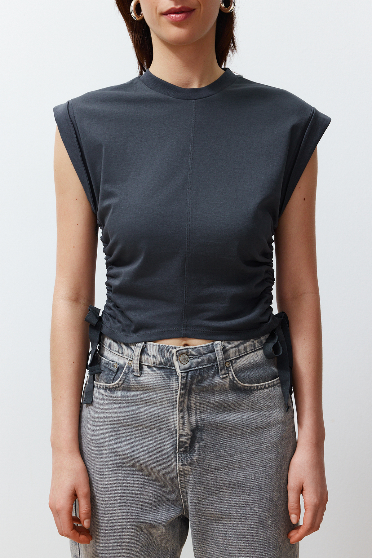 Trendyolmilla  Antrasit %100 Kalın Pamuklu Büzgü Detaylı Crop Yarasa Kol Örme T-Shirt TWOSS24TS00026 - Görsel 4