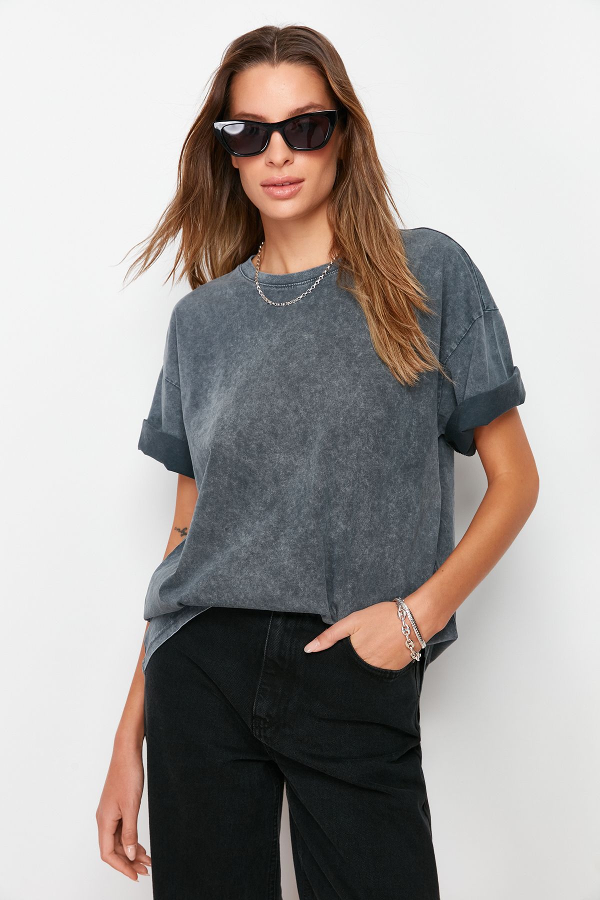 Kolekcia Trendyol Antracitová 100 % bavlna s vyblednutým efektom na chrbte s potlačou Boyfriend Crew Neck Pletené tričko TWOSS23TS00109