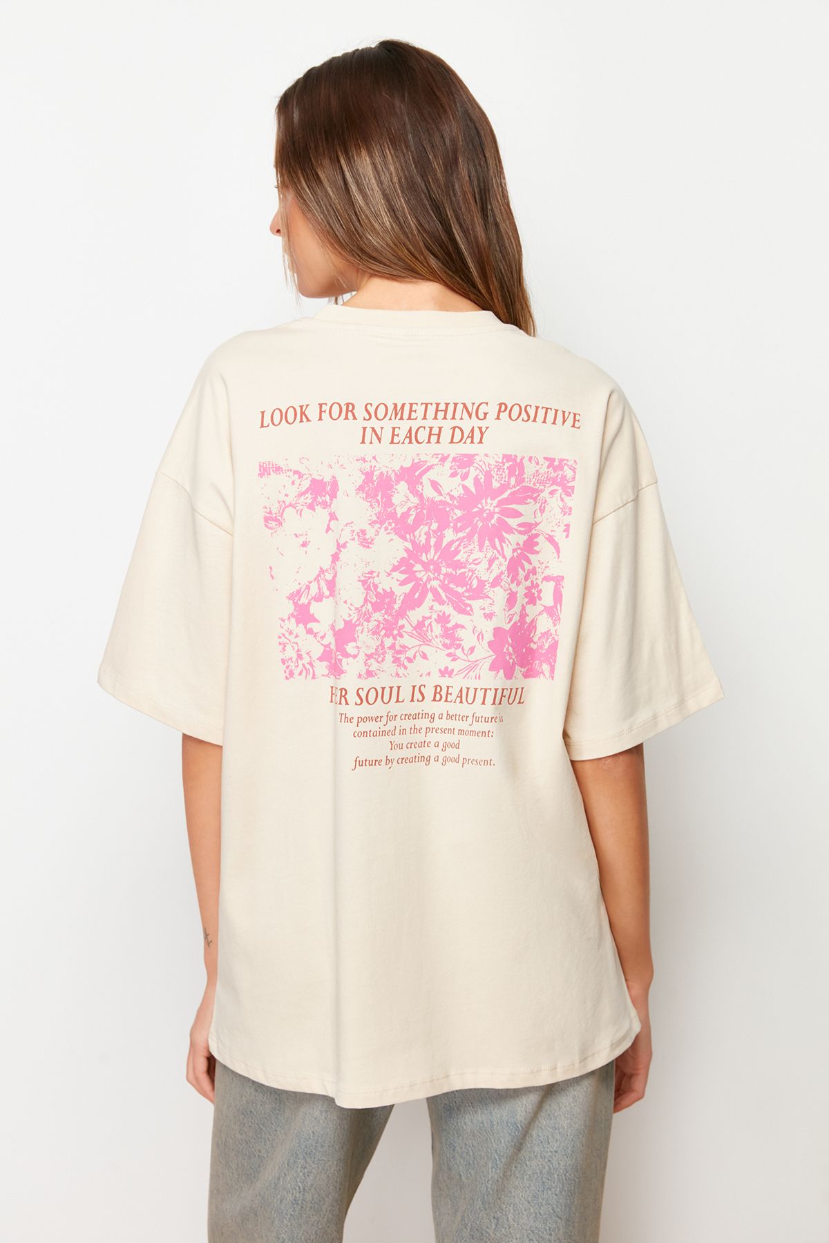 Trendyol Collection-Premium-Strick-T-Shirt aus 100 % Baumwolle mit bedruckter Vorder- und Rückseite in Übergröße/weitem Muster TWOSS23TS00269 6