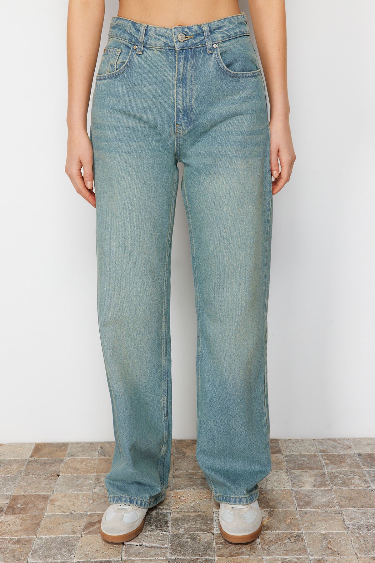 Trendyol Collection-Jeans mit hoher Taille und weitem Bein in blassblauem Vintage-Effekt TWOSS23JE00166 1