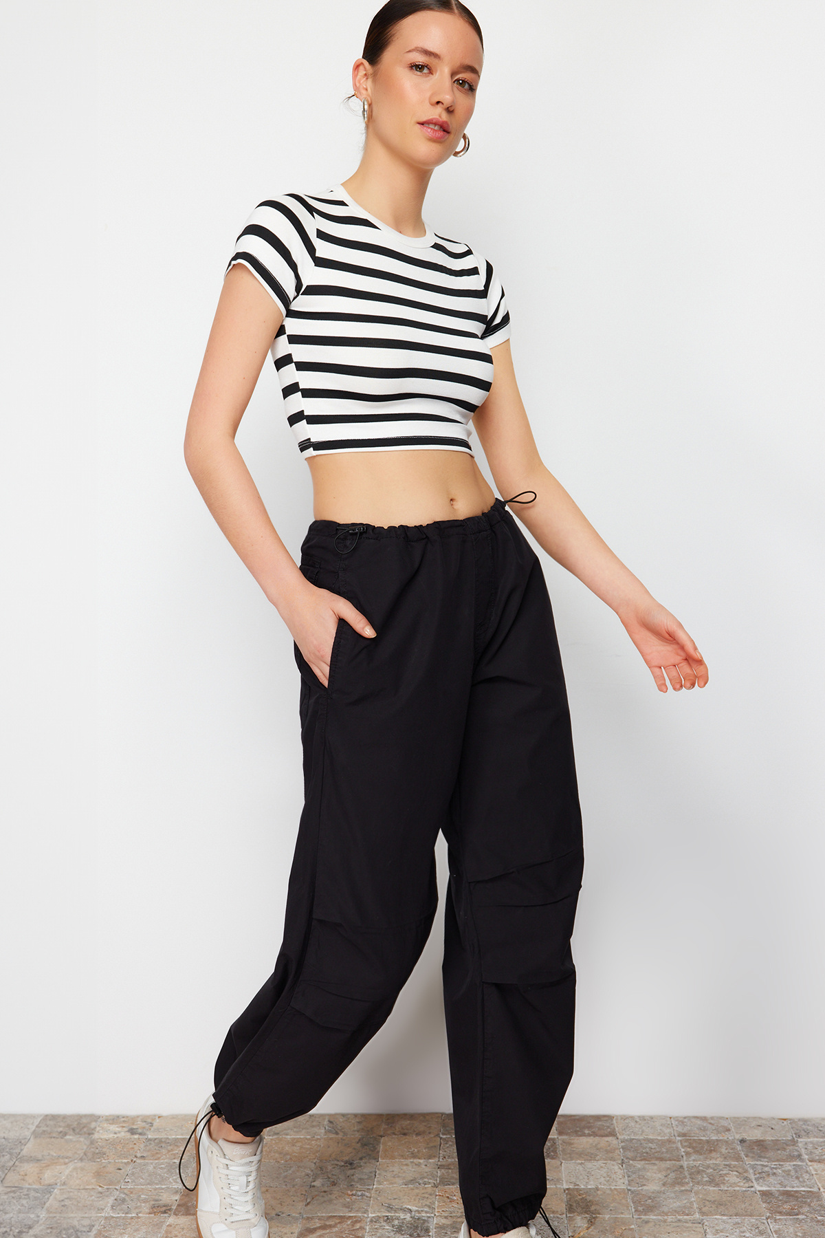 Trendyolmilla  Siyah Stoperli Normal Bel Paraşüt Pantolon TWOAW23JE00738 - Görsel 8