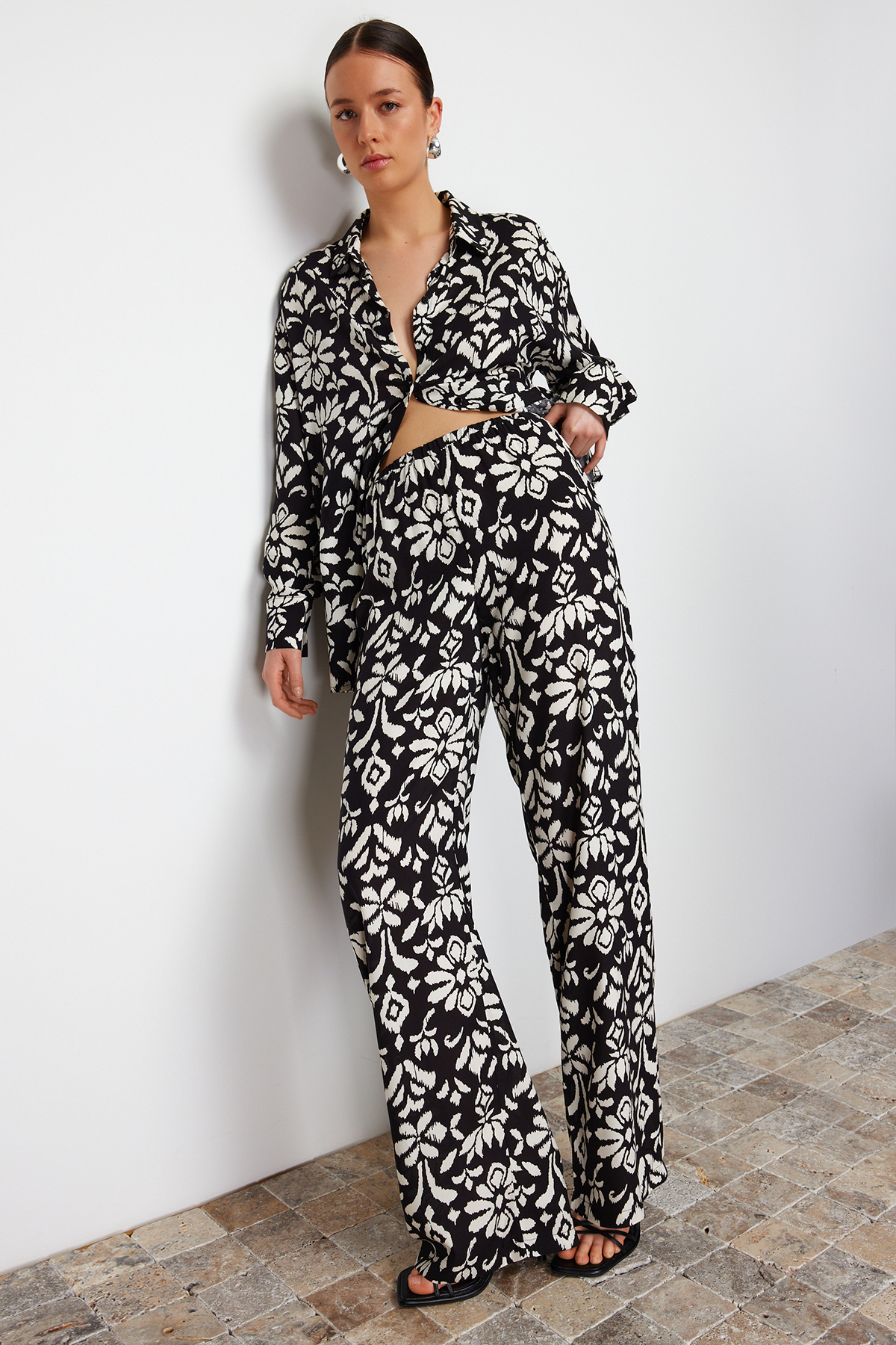 Trendyolmilla  Çok Renkli Etnik Desenli Viskon Kumaşlı Dokuma Gömlek-Pantolon Takım TWOSS24AU00025 - Görsel 3