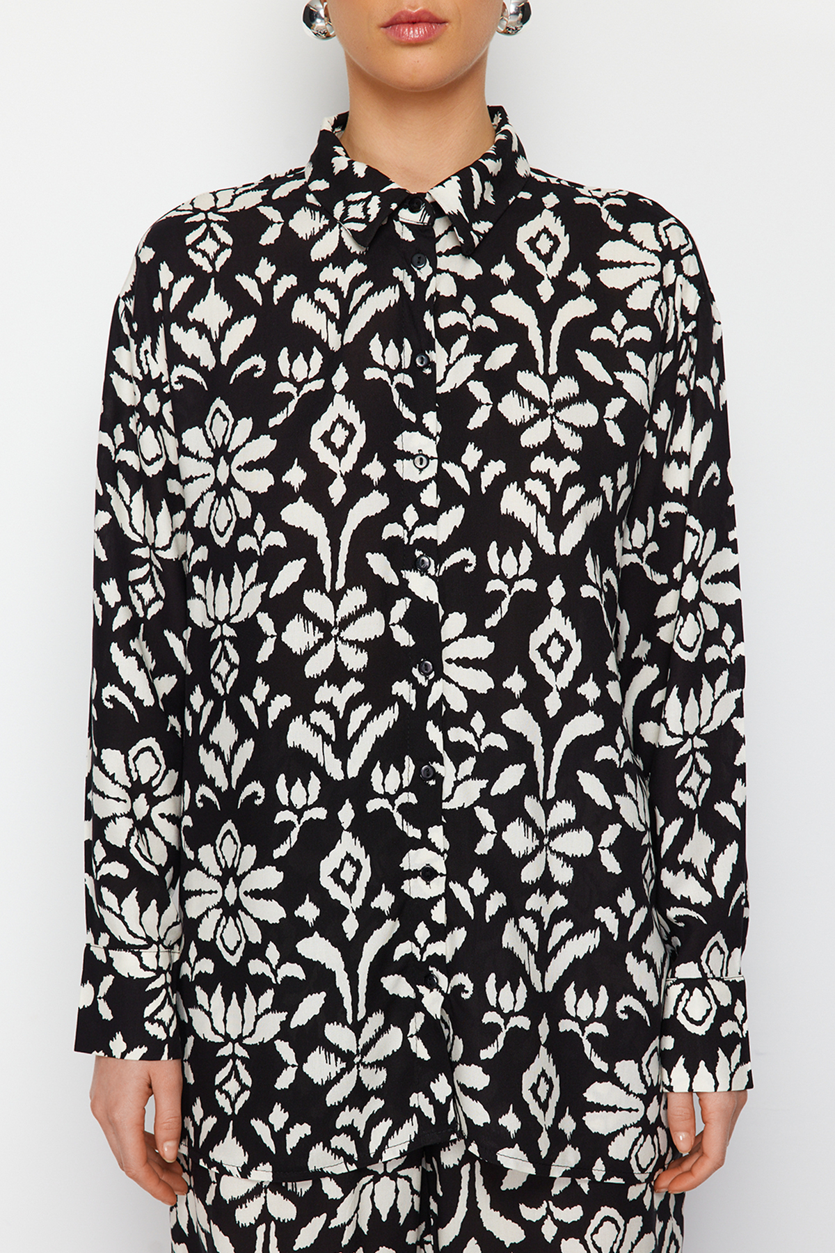 Trendyolmilla  Çok Renkli Etnik Desenli Viskon Kumaşlı Dokuma Gömlek-Pantolon Takım TWOSS24AU00025 - Görsel 4