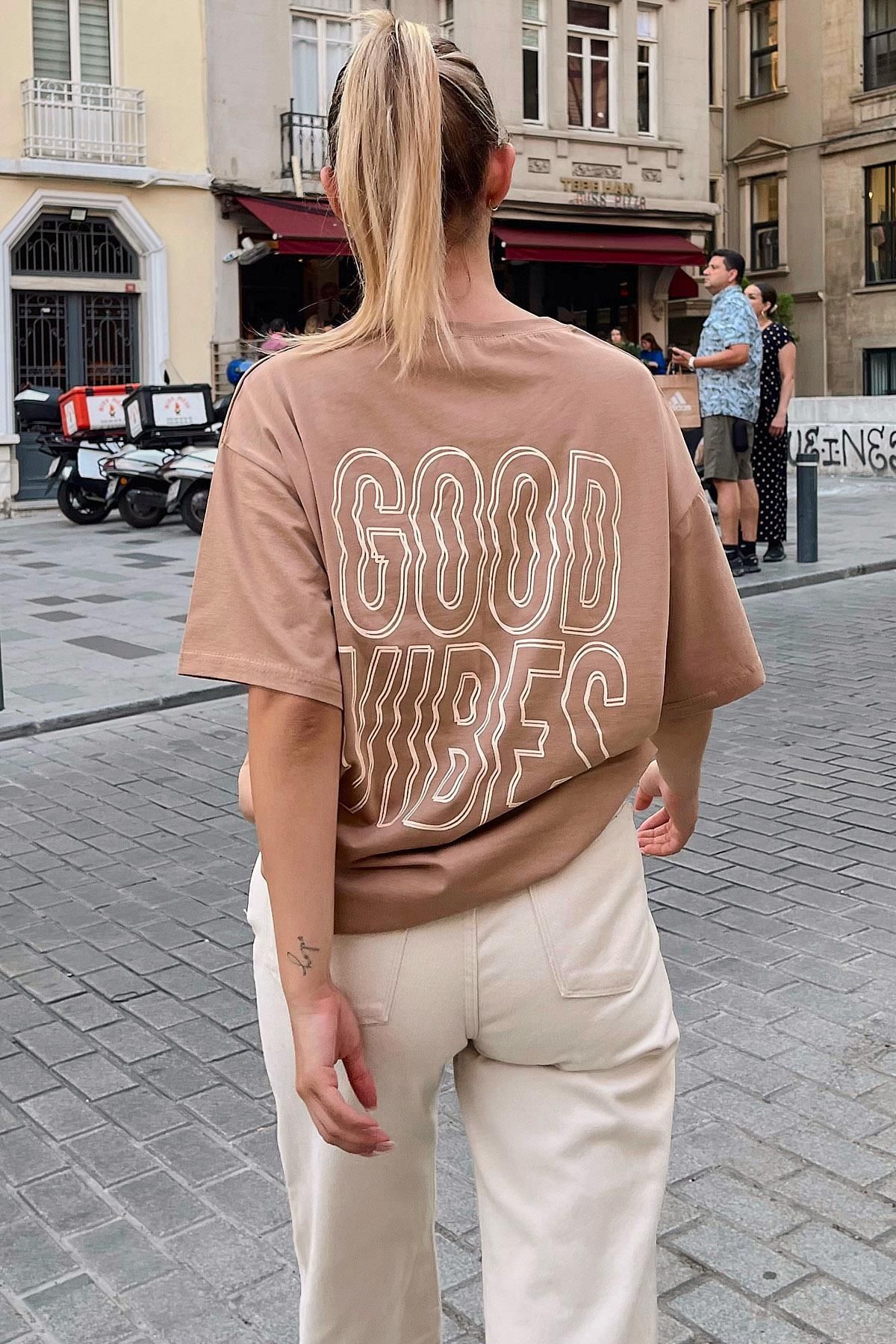 Swist Damski T-shirt Oversize Taupe Good Vibes Z Nadrukiem Na Plecach Kobieta - L