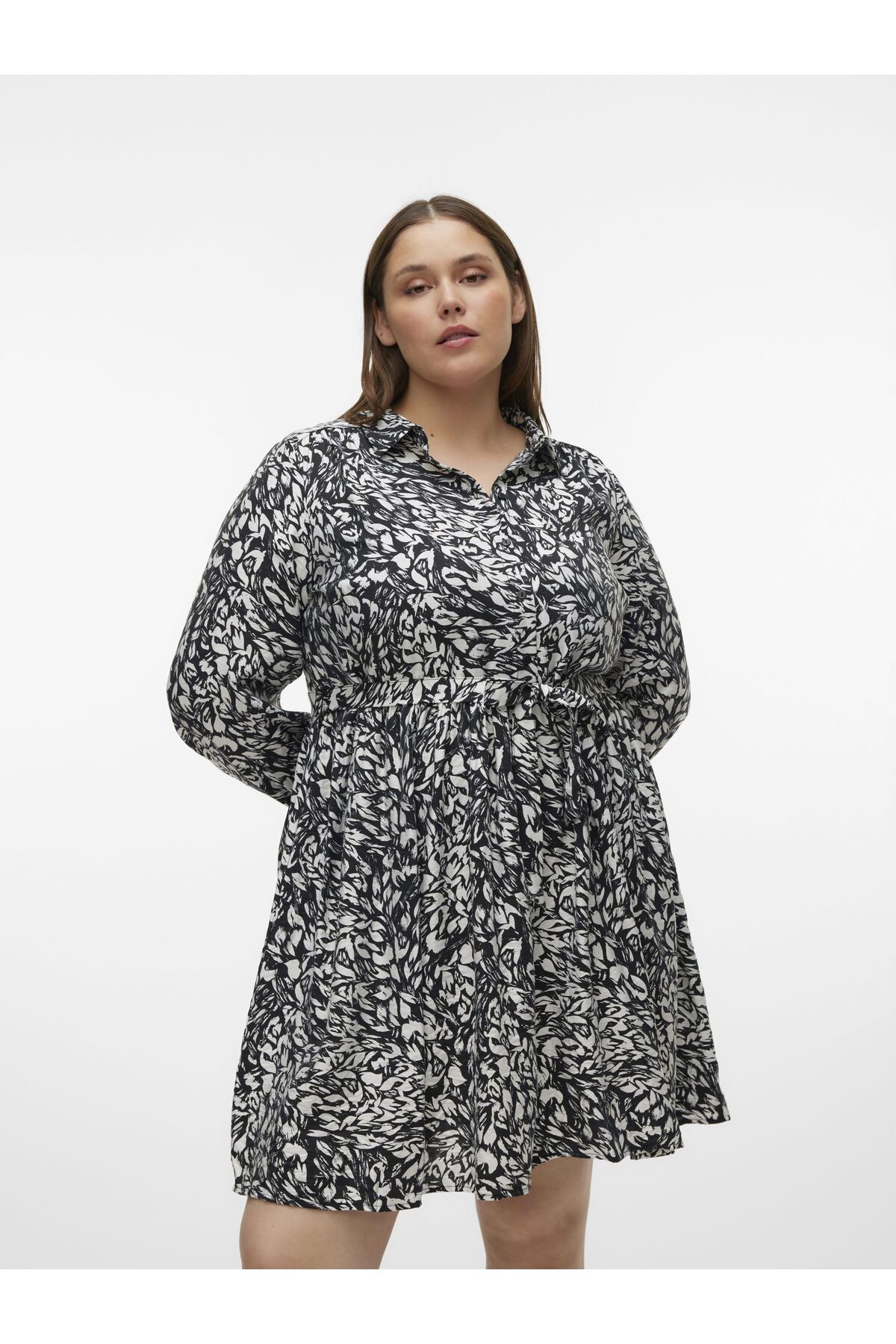 Veromoda Curve-Kleid Normal geschnitten Hemdkragen Curve Nicht verstellbare Bündchen Weite Ärmel Kurzes Kleid 1