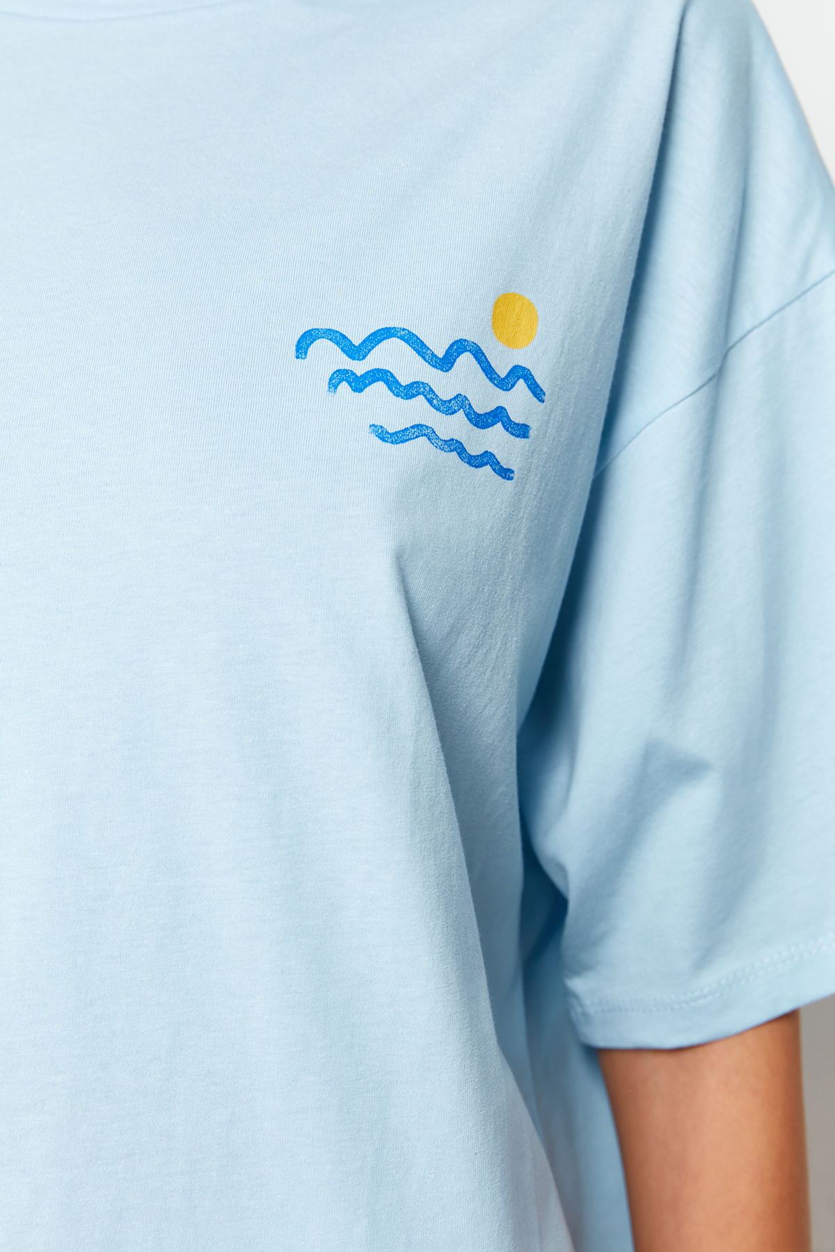 Trendyolmilla  Açık/Bebe Mavi %100 Pamuk Sırt ve Göğüs Baskılı Boyfriend Örme T-Shirt TWOSS23TS00058 - Görsel 5