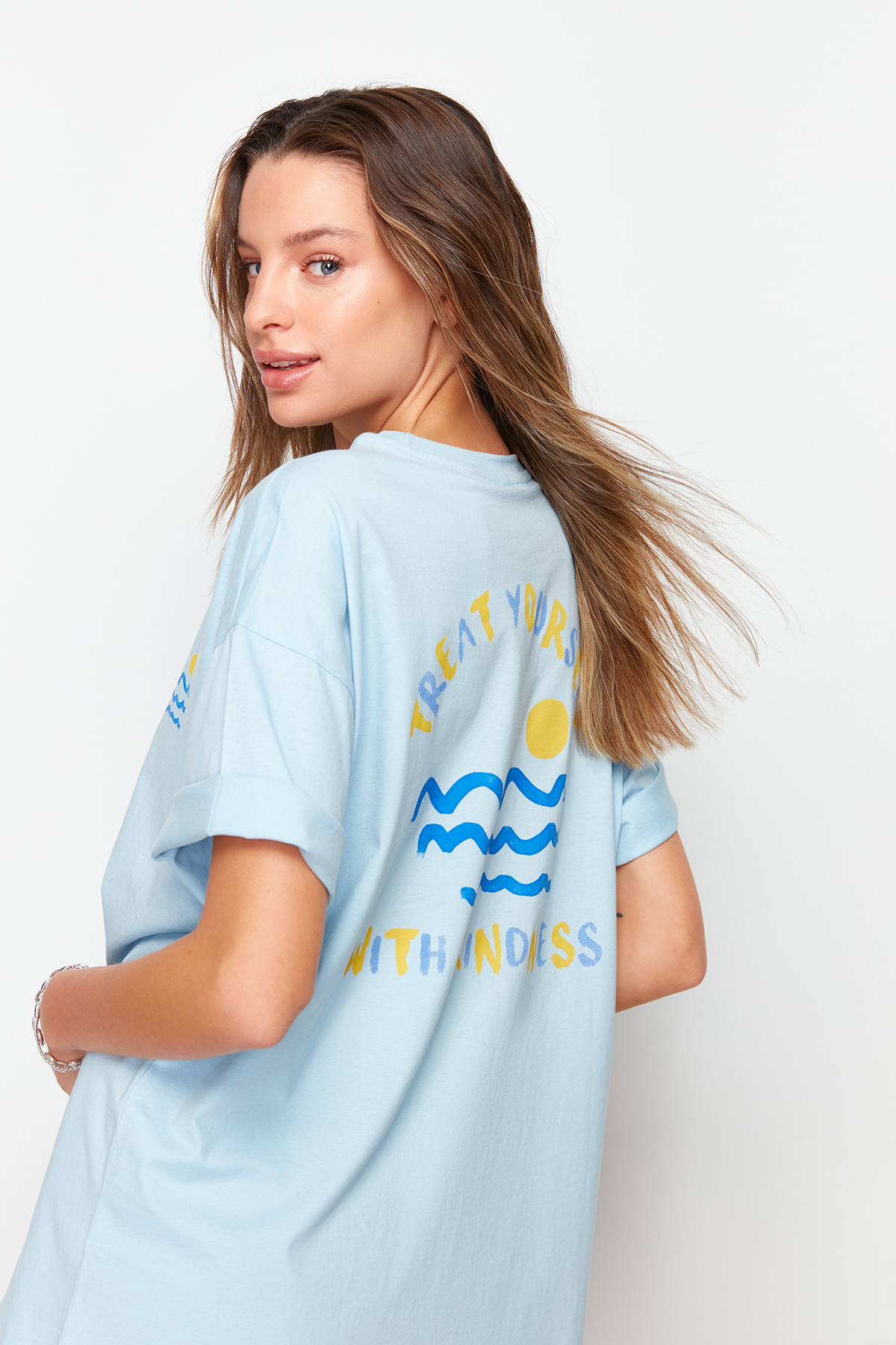Trendyolmilla  Açık/Bebe Mavi %100 Pamuk Sırt ve Göğüs Baskılı Boyfriend Örme T-Shirt TWOSS23TS00058