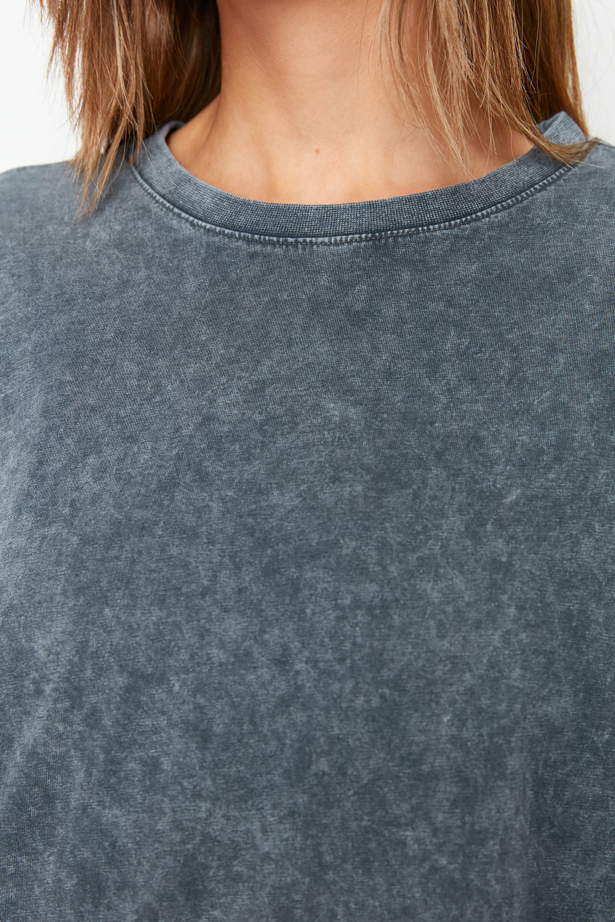 Trendyolmilla  Antrasit %100 Kalın Pamuklu Soluk Efektli Sırt Baskılı Boyfriend Örme T-Shirt TWOSS23TS00109 - Görsel 6