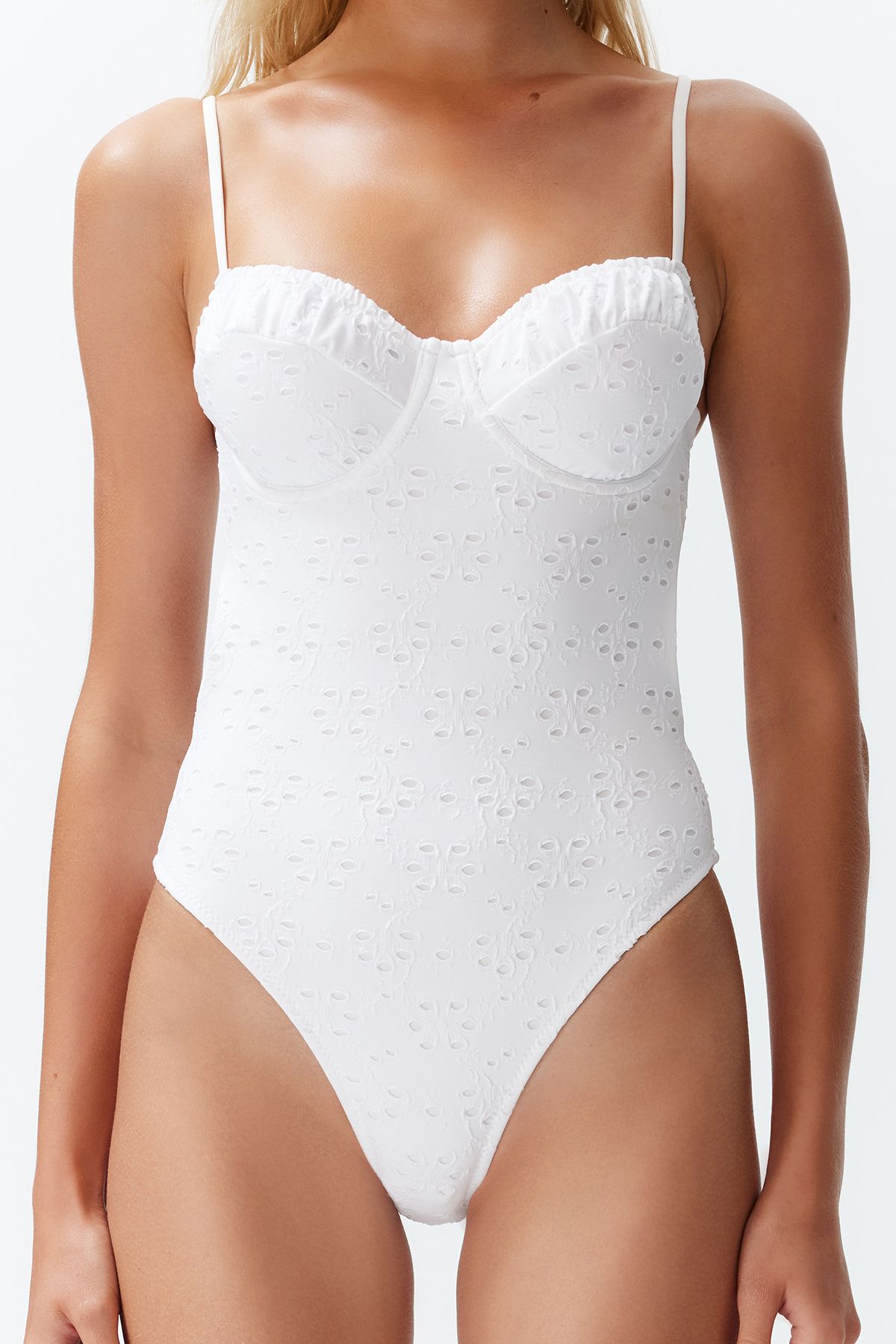 Trendyol Collection-Weißer Badeanzug mit V-Ausschnitt aus hochwertigem Stoff – gebunden TBESS24MA00064 5