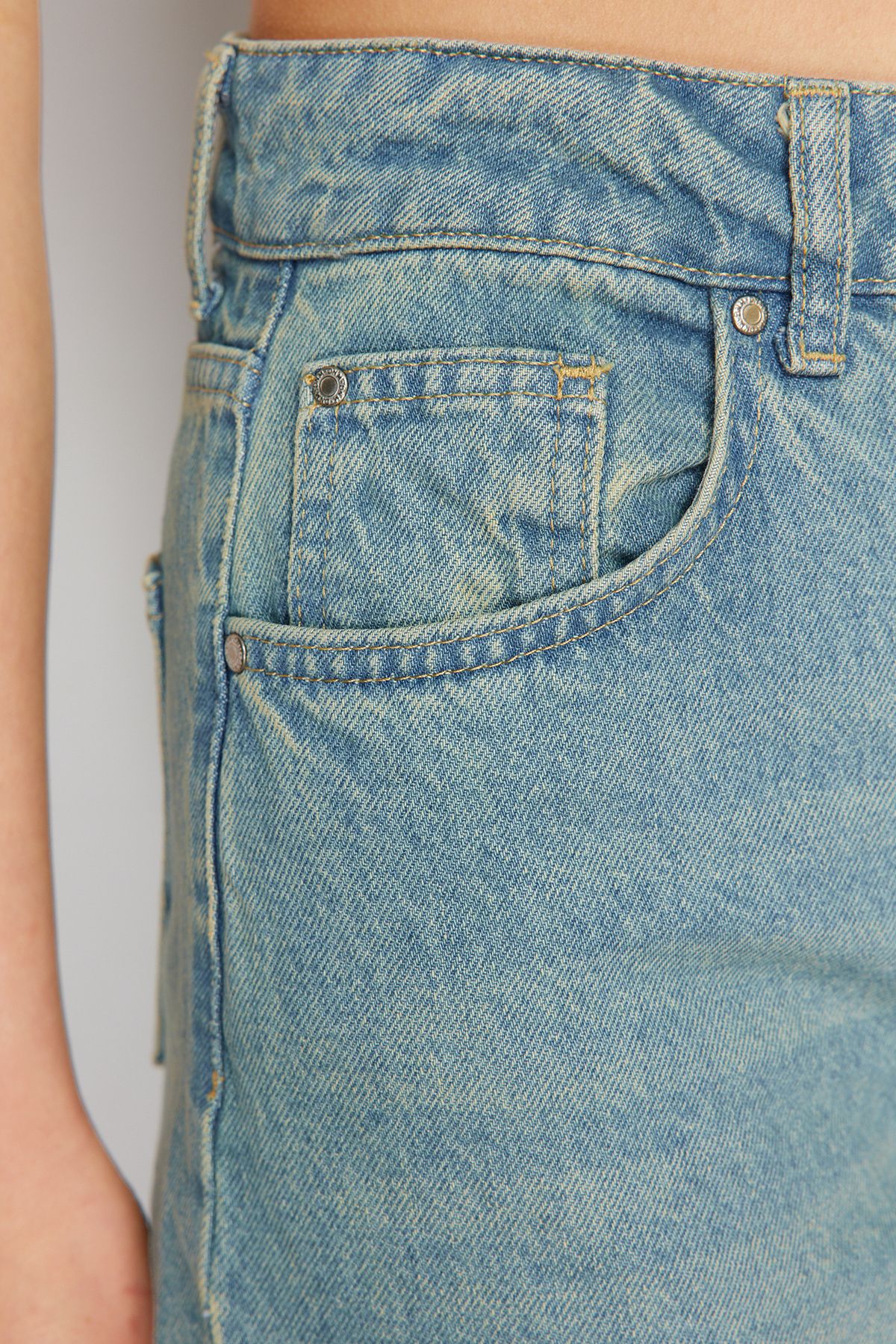 Trendyol Collection-Jeans mit hoher Taille und weitem Bein in blassblauem Vintage-Effekt TWOSS23JE00166 5