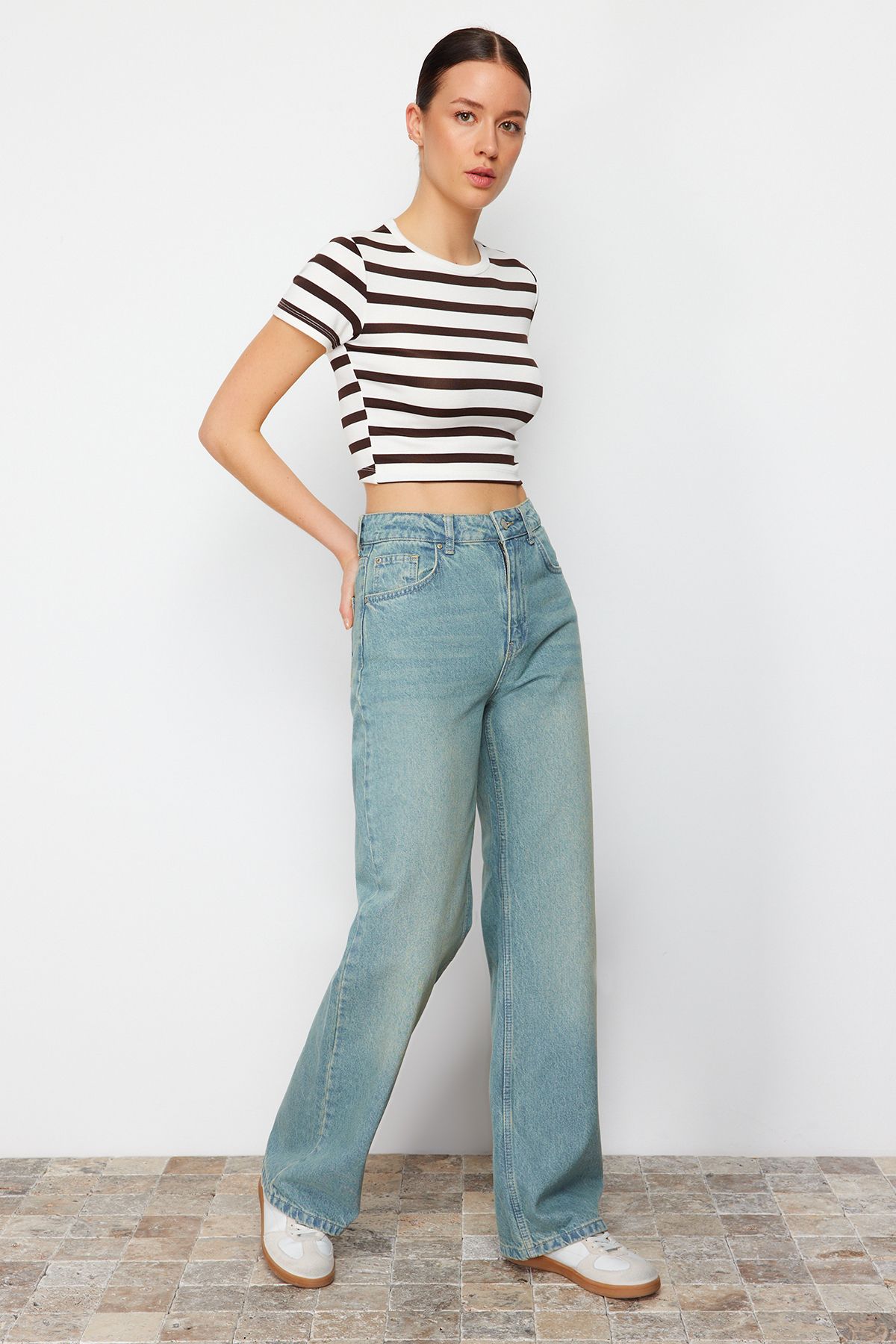 Trendyol Collection-Jeans mit hoher Taille und weitem Bein in blassblauem Vintage-Effekt TWOSS23JE00166 4