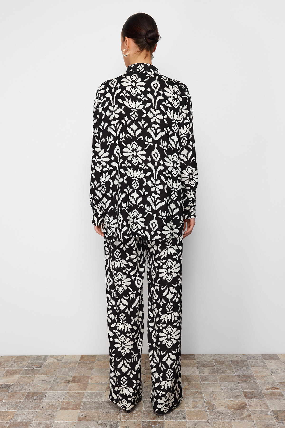 Trendyolmilla  Çok Renkli Etnik Desenli Viskon Kumaşlı Dokuma Gömlek-Pantolon Takım TWOSS24AU00025 - Görsel 6