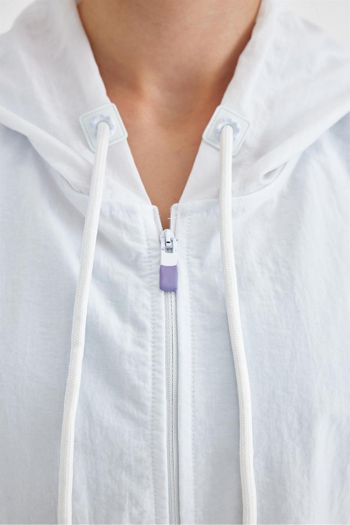 GRAB  Kadın Beyaz Fermuarlı ve Kapişonlu Crop Rüzgarlık Mont - Görsel 5