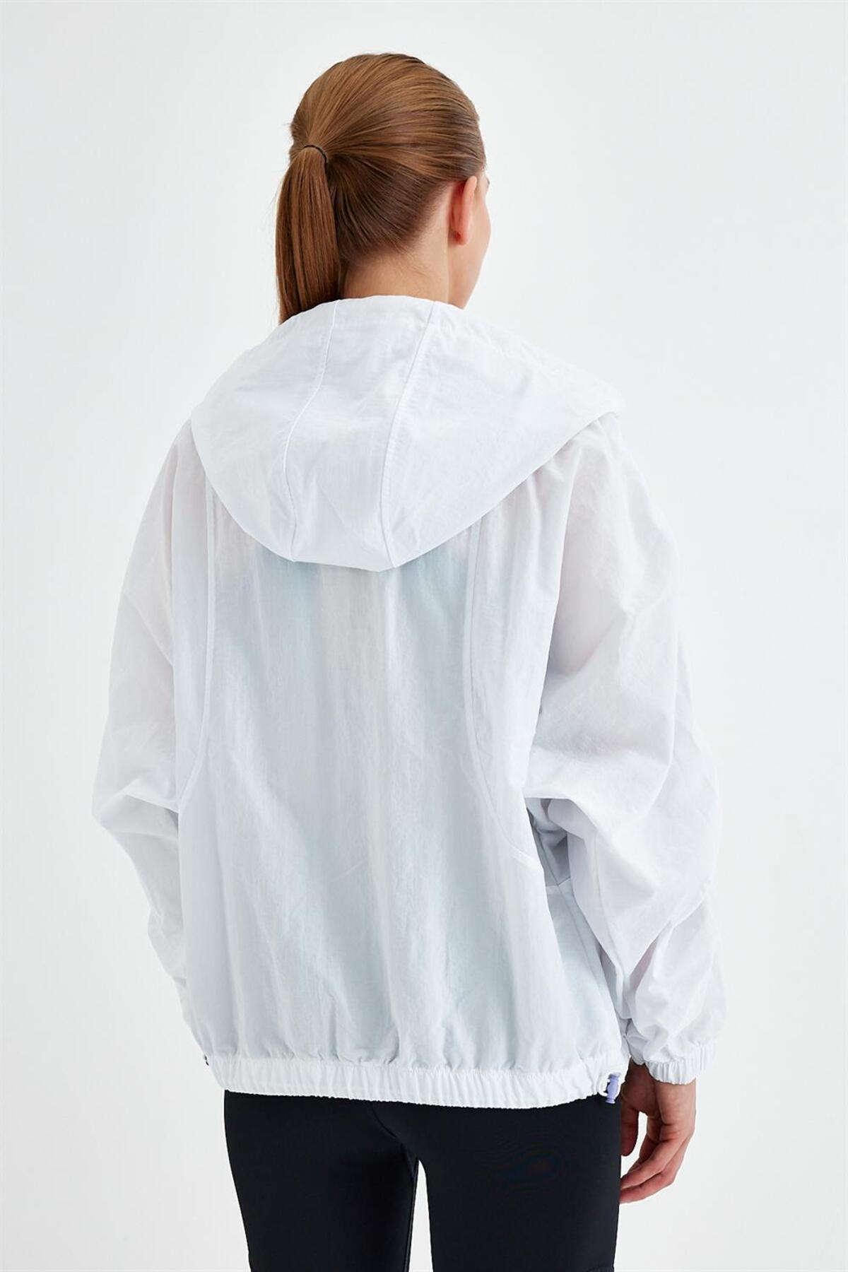 GRAB  Kadın Beyaz Fermuarlı ve Kapişonlu Crop Rüzgarlık Mont - Görsel 4