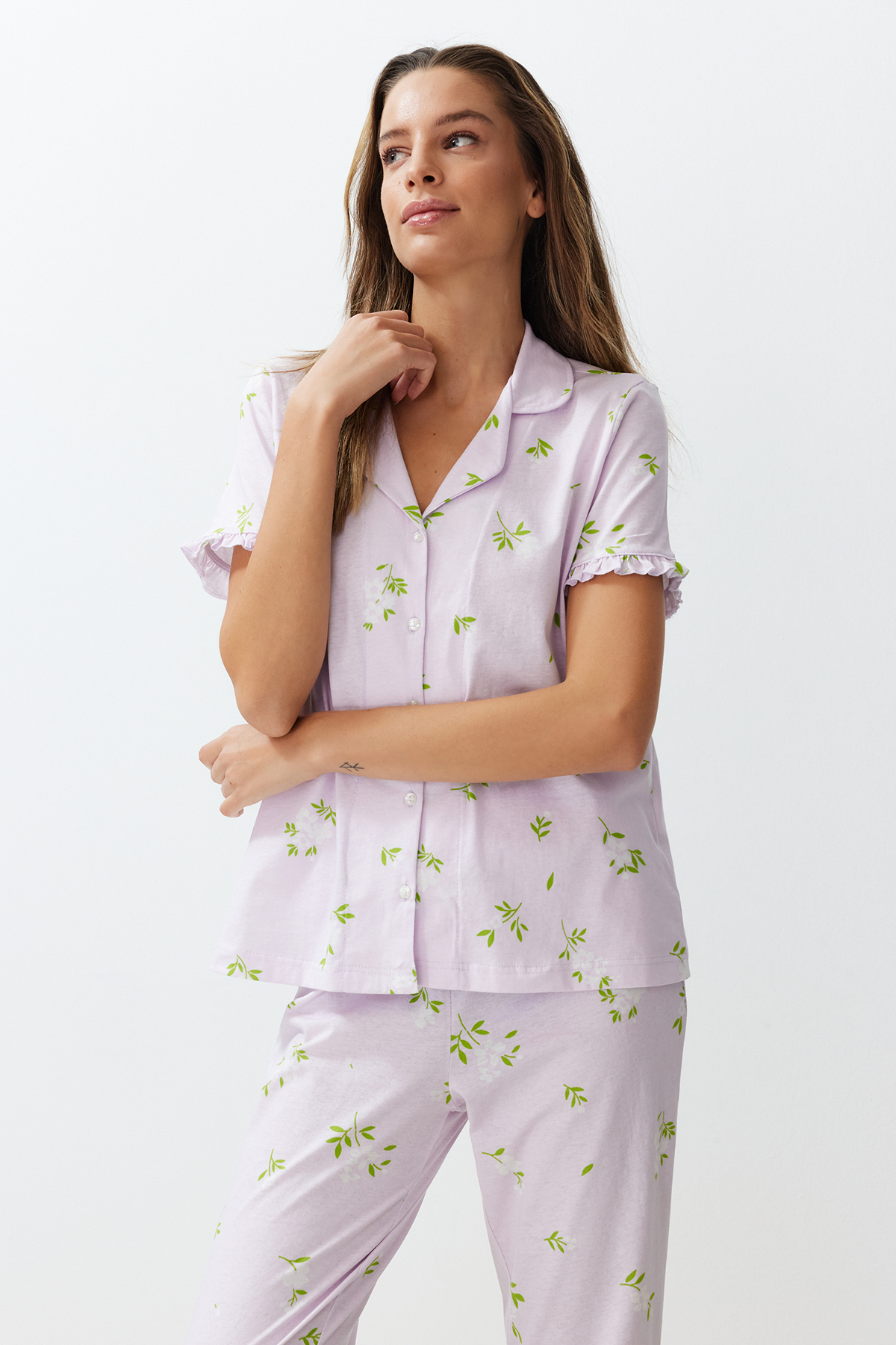 Trendyolmilla  Pembe-Çok Renkli %100 Pamuklu Çiçekli Fırfır Detaylı Örme Pijama Takımı THMSS24PT00227 - Görsel 3