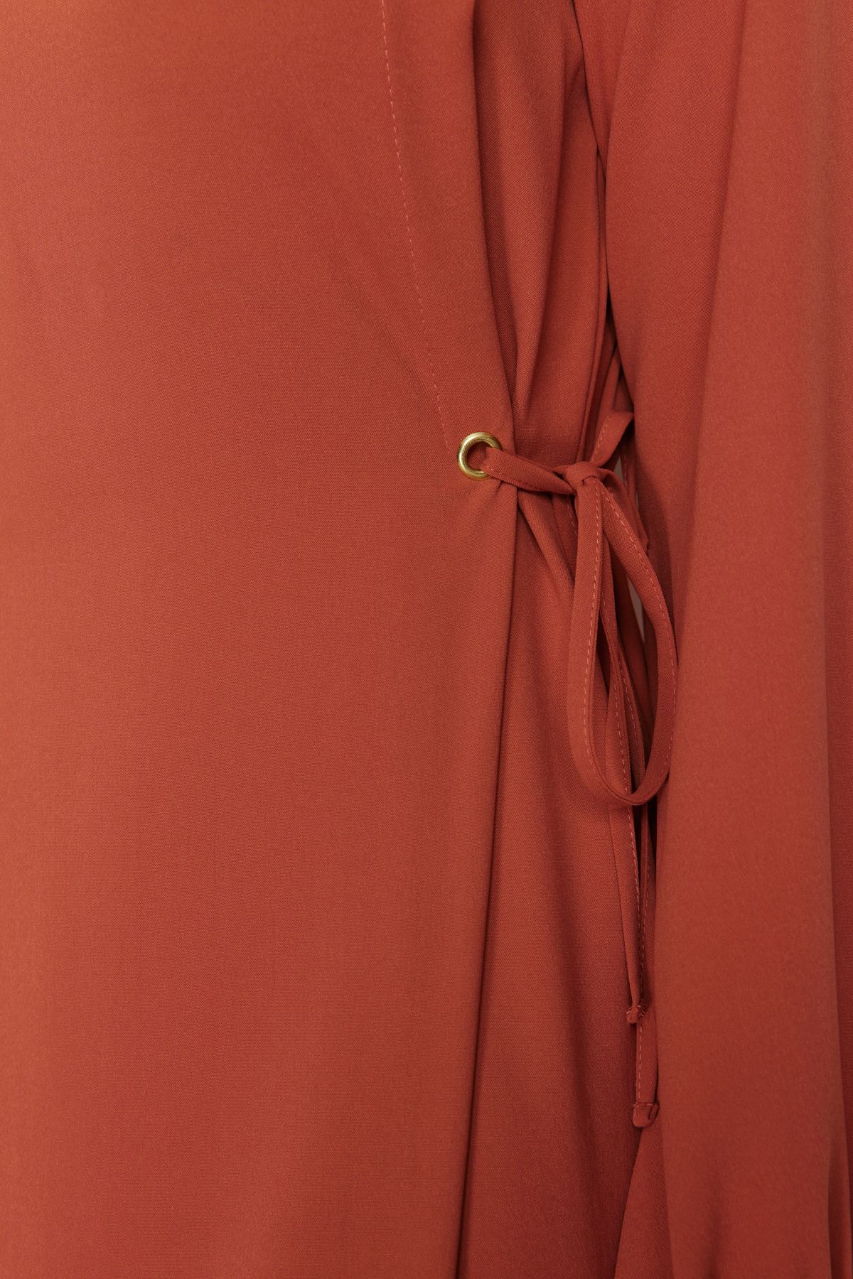 Trendyol Modest-Gefliestes Taillen-Seilband, detailliertes Ärmelende, elastisches Aerobin-Webkleid TCTSS22EB00104 5