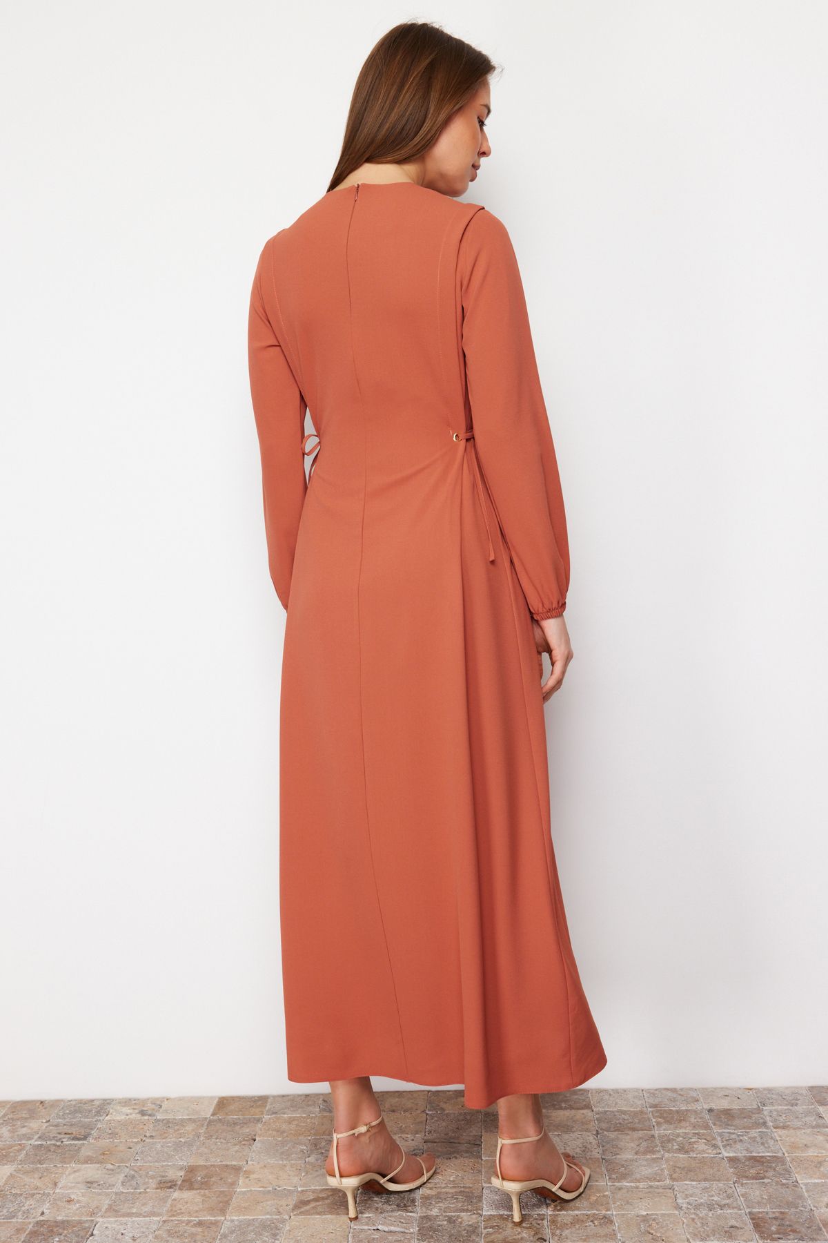 Trendyol Modest-Gefliestes Taillen-Seilband, detailliertes Ärmelende, elastisches Aerobin-Webkleid TCTSS22EB00104 6