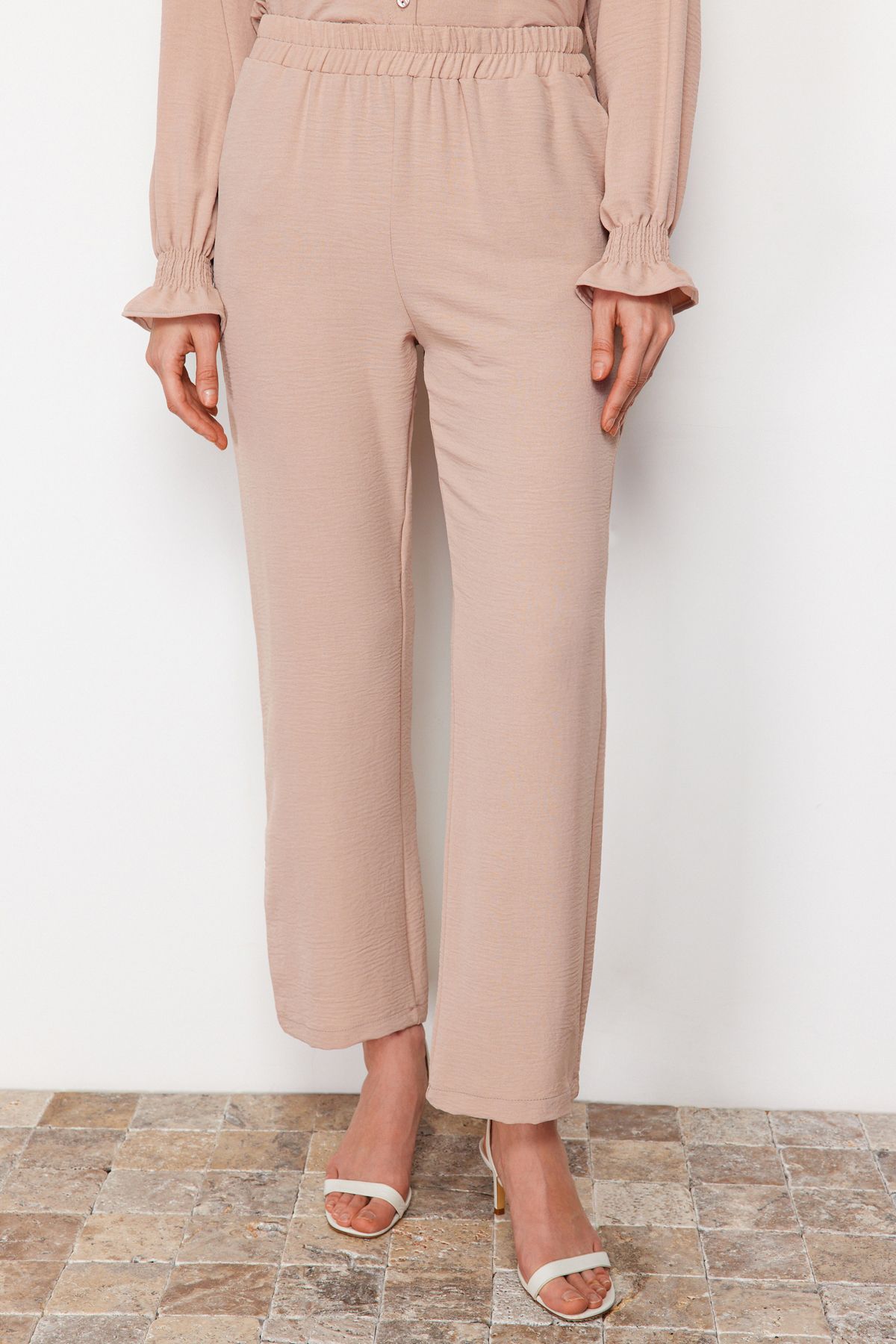 Trendyol Modest-Beiges gewebtes Aerobin-Hemd-Hosen-Set mit Gürtel TCTSS23US00018 5
