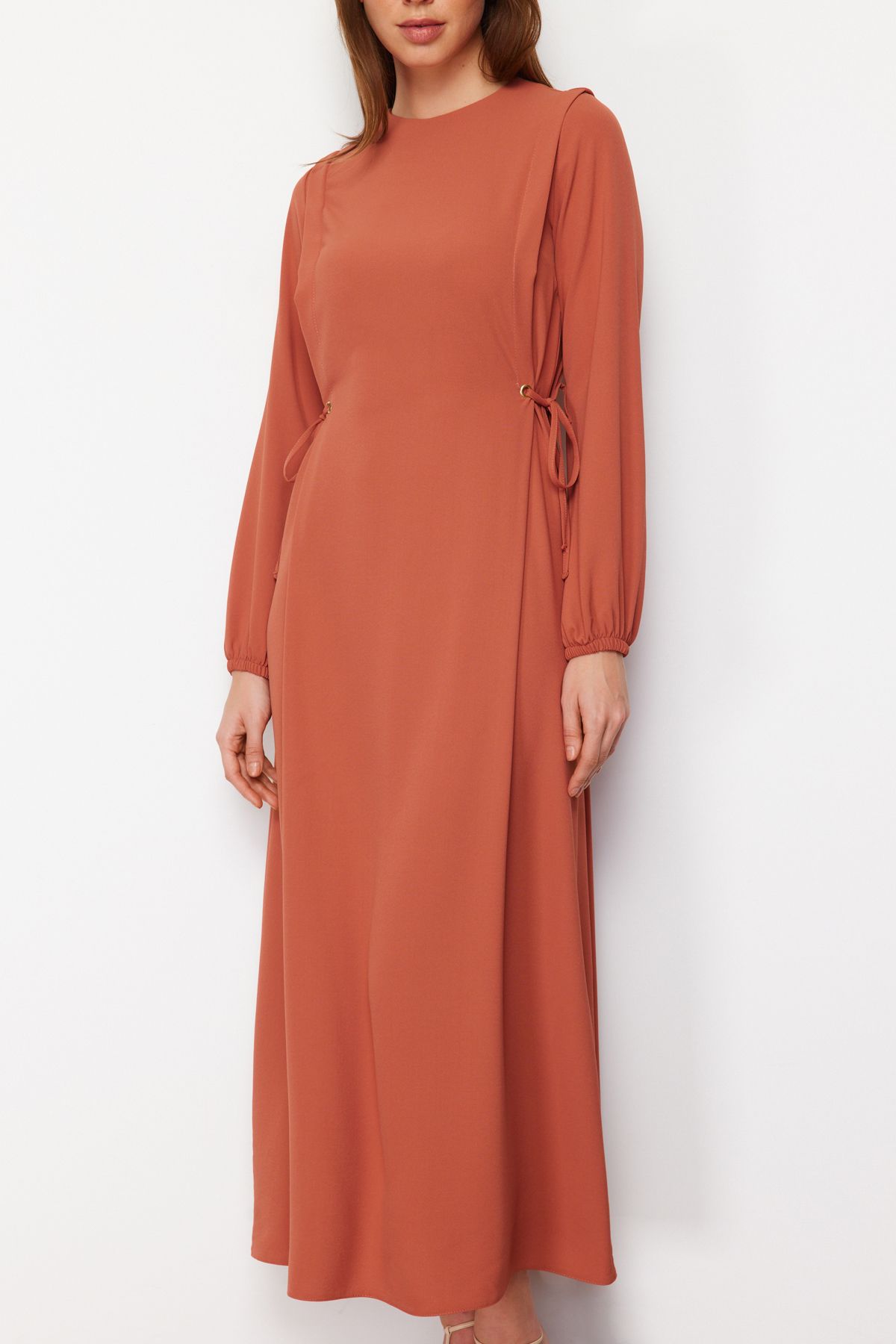 Trendyol Modest-Gefliestes Taillen-Seilband, detailliertes Ärmelende, elastisches Aerobin-Webkleid TCTSS22EB00104 4