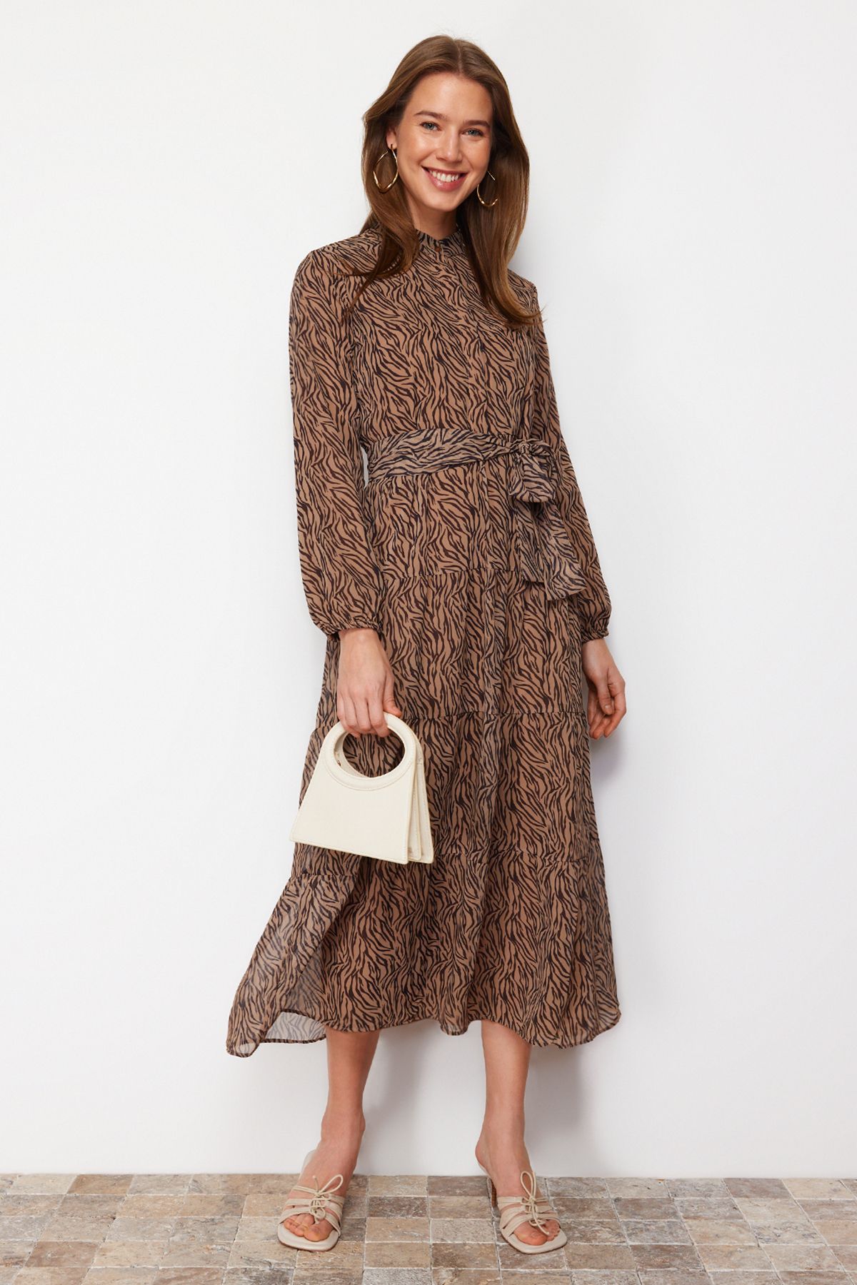 Trendyol Modest-Φόρεμα υφασμένο από σιφόν με λεπτομέρεια με σχέδιο καμήλας TCTSS21EL3346 1