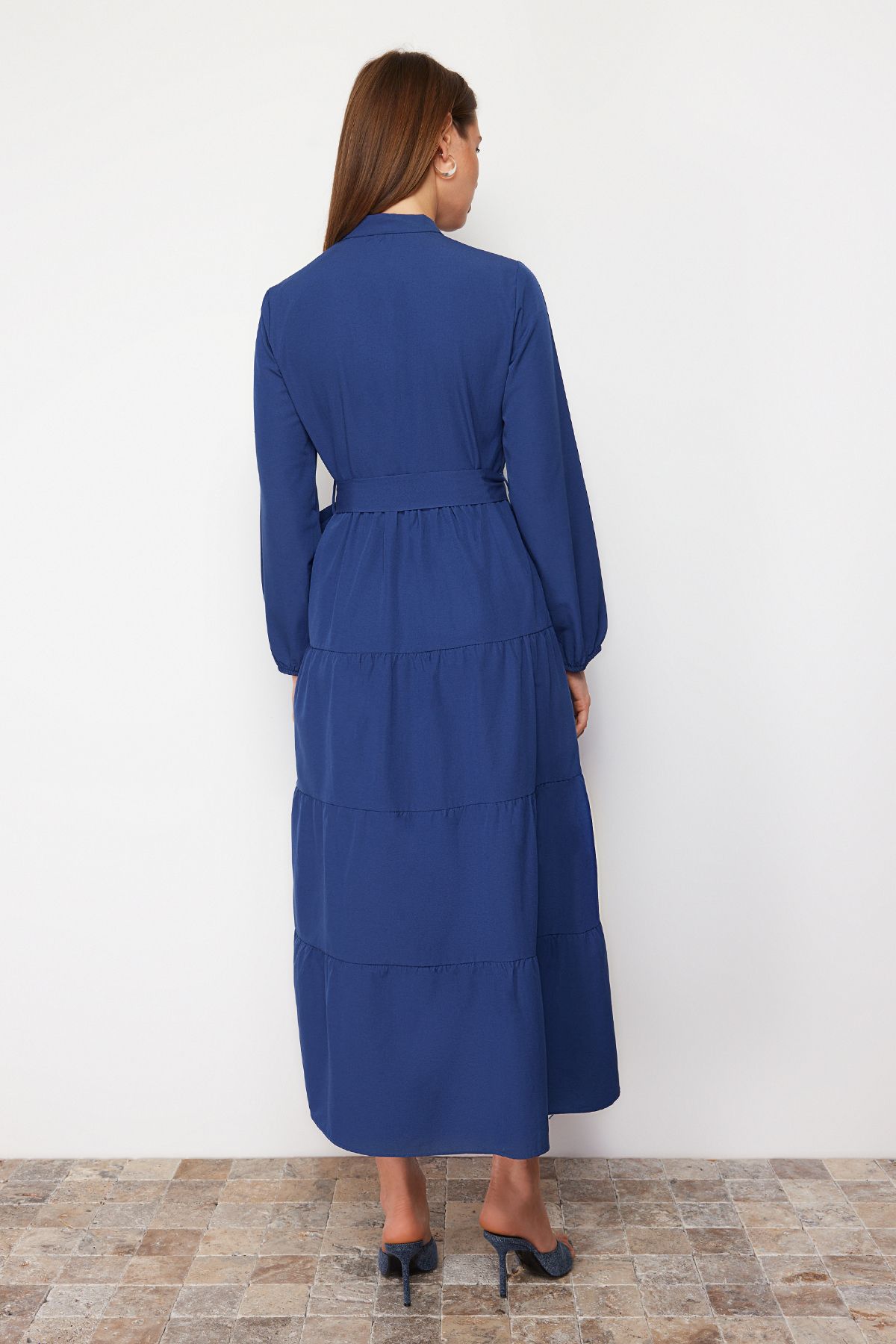 Trendyol Modest-Saks – Gewebtes Kleid mit Gürtel und Chefkragen und Knopfdetail TCTSS21EL3343 11