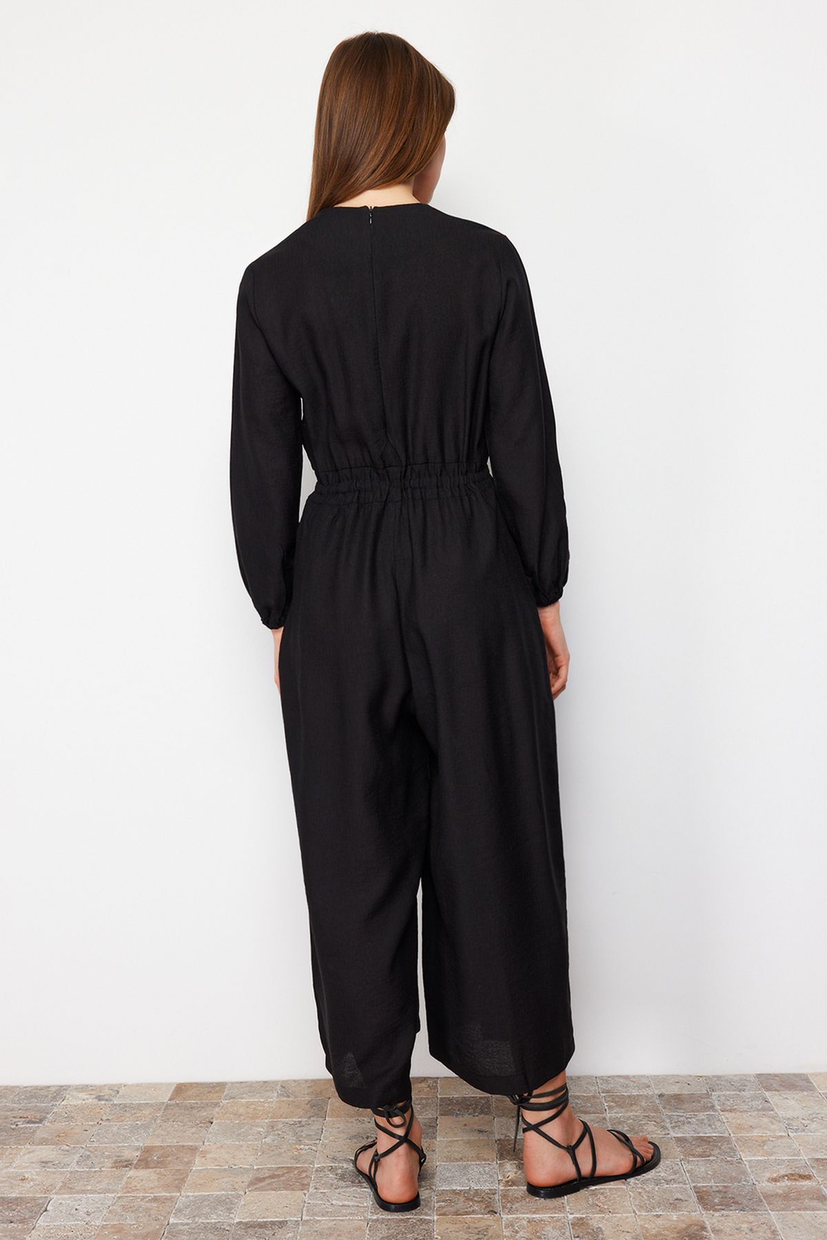 Trendyol Modest-Schwarzer Overall mit Rundhalsausschnitt, elastischer Taille, bequemer Schnitt und weitem Bein in Leinenoptik TCTSS21TU0206 6