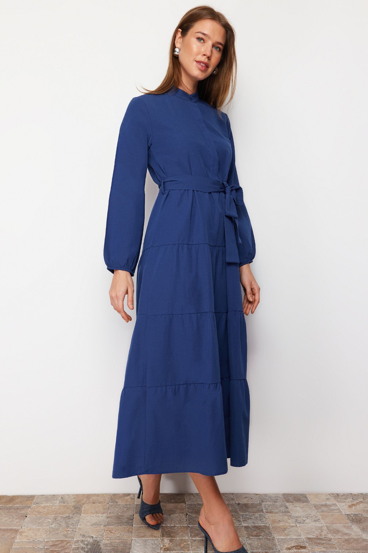 Trendyol Modest-Saks – Gewebtes Kleid mit Gürtel und Chefkragen und Knopfdetail TCTSS21EL3343 3