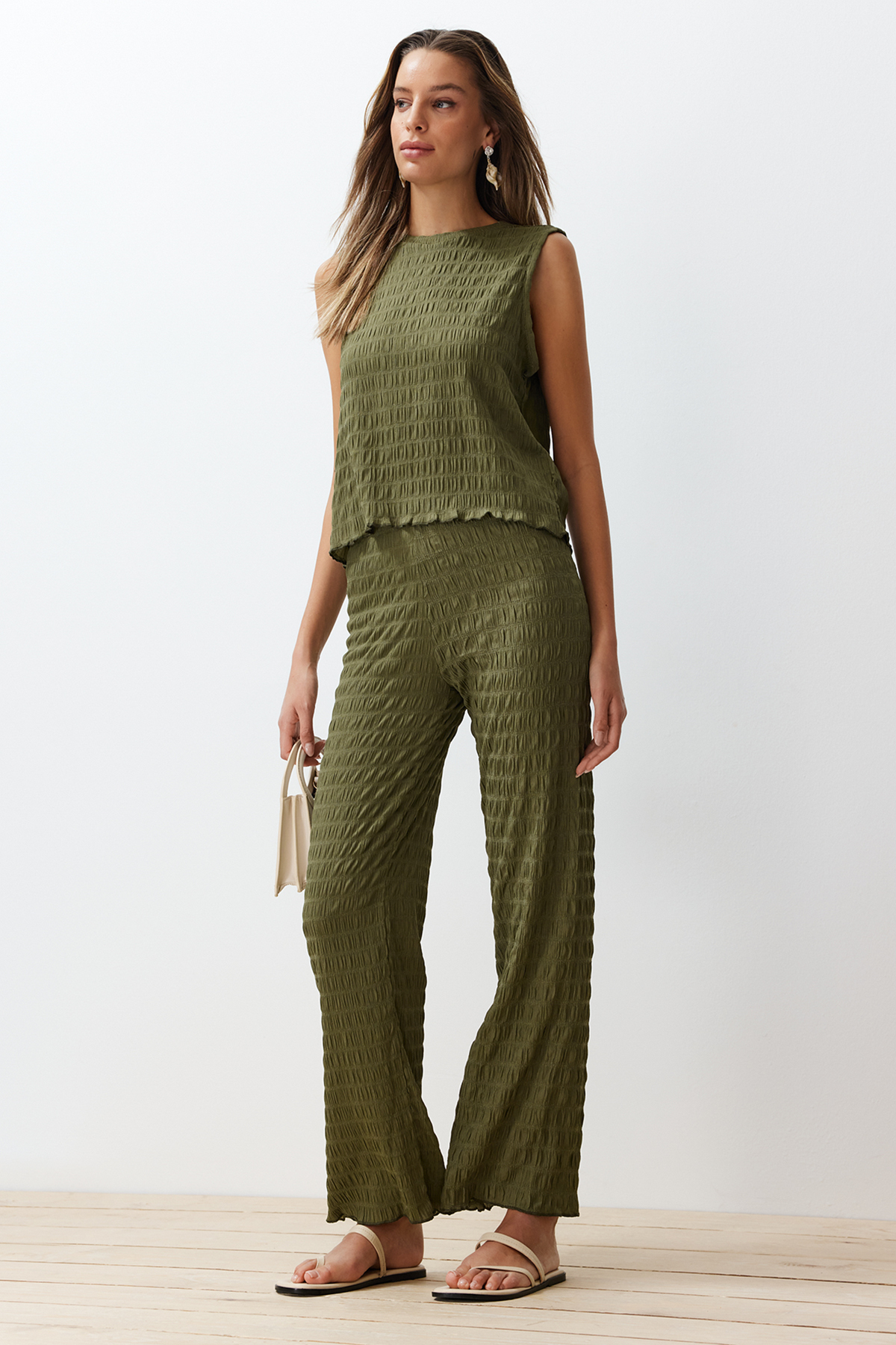 Trendyolmilla  Haki Dokulu Regular/Normal Kalıp Sıfır Kol Esnek Örme Bluz Pantolon Alt-Üst Takım TWOSS24AU00032 - Görsel 3