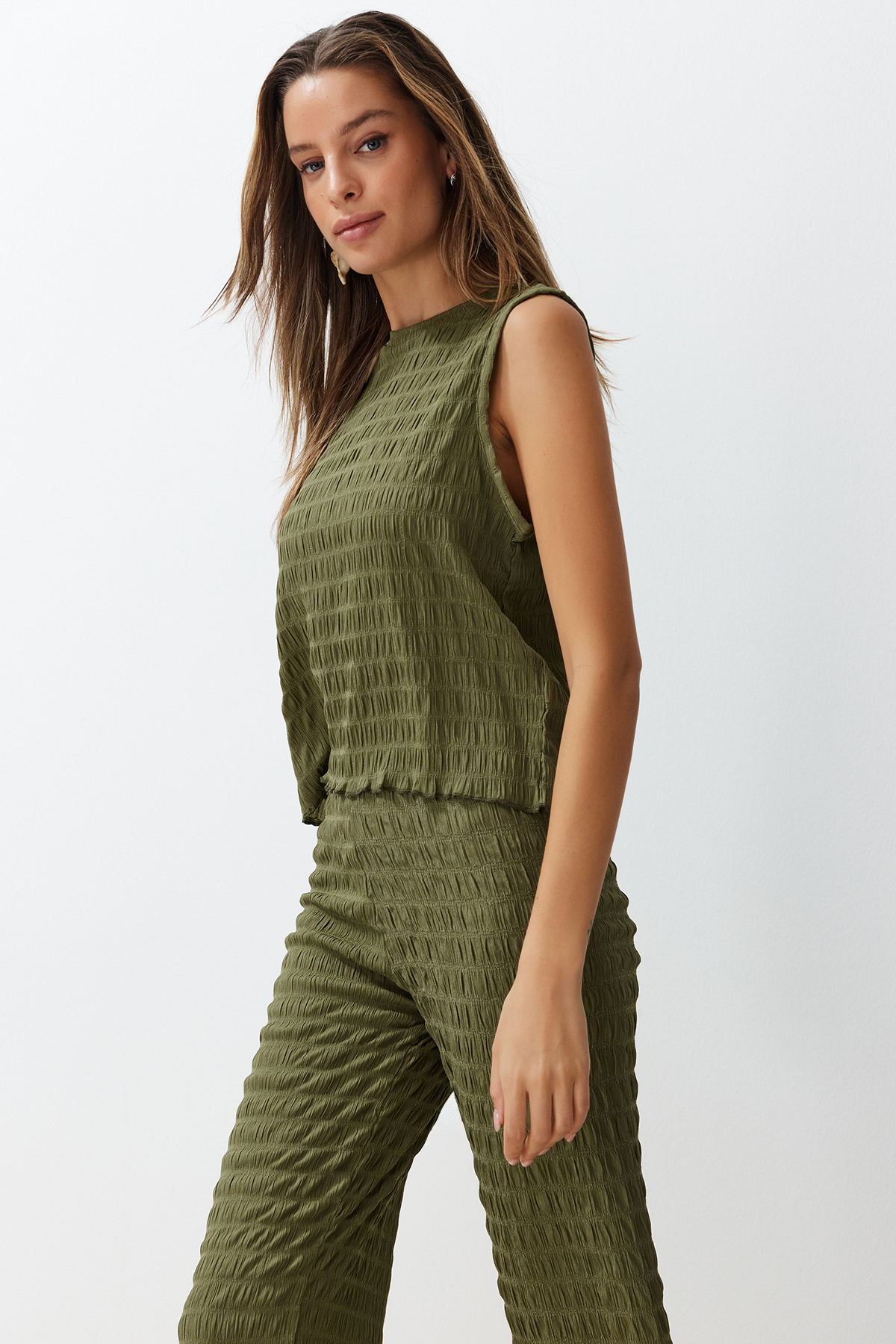 Trendyolmilla  Haki Dokulu Regular/Normal Kalıp Sıfır Kol Esnek Örme Bluz Pantolon Alt-Üst Takım TWOSS24AU00032 - Görsel 4