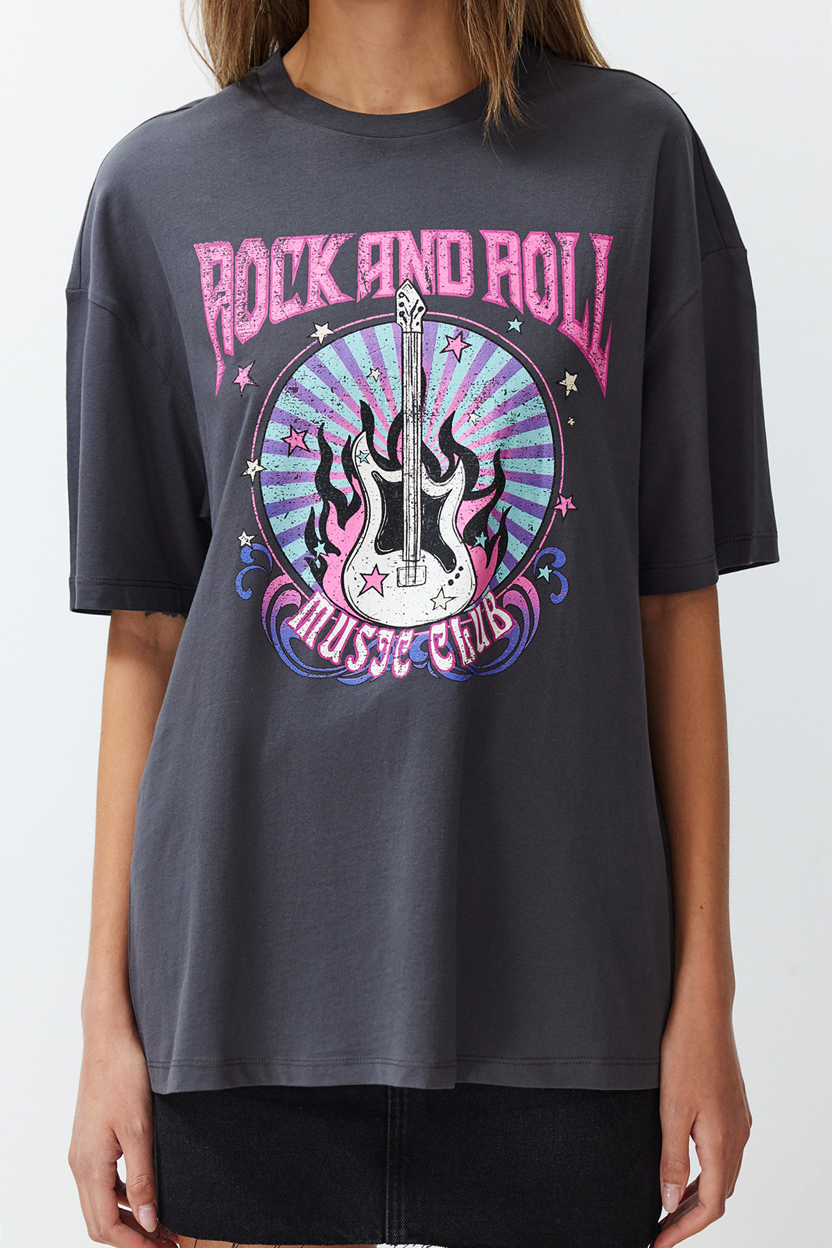 Trendyolmilla  Antrasit %100 Pamuk Baskılı Oversize/Geniş Kalıp Bisiklet Yaka Örme T-Shirt TWOSS24TS00133 - Görsel 4