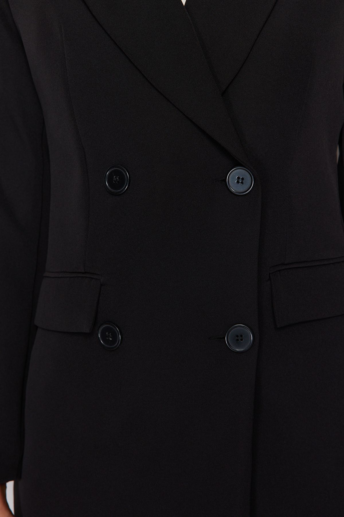 Trendyol Modest-Schwarzer Blazer aus Webstoff mit doppelter Knopftasche und detailliertem Futter TCTAW22CK0007 5