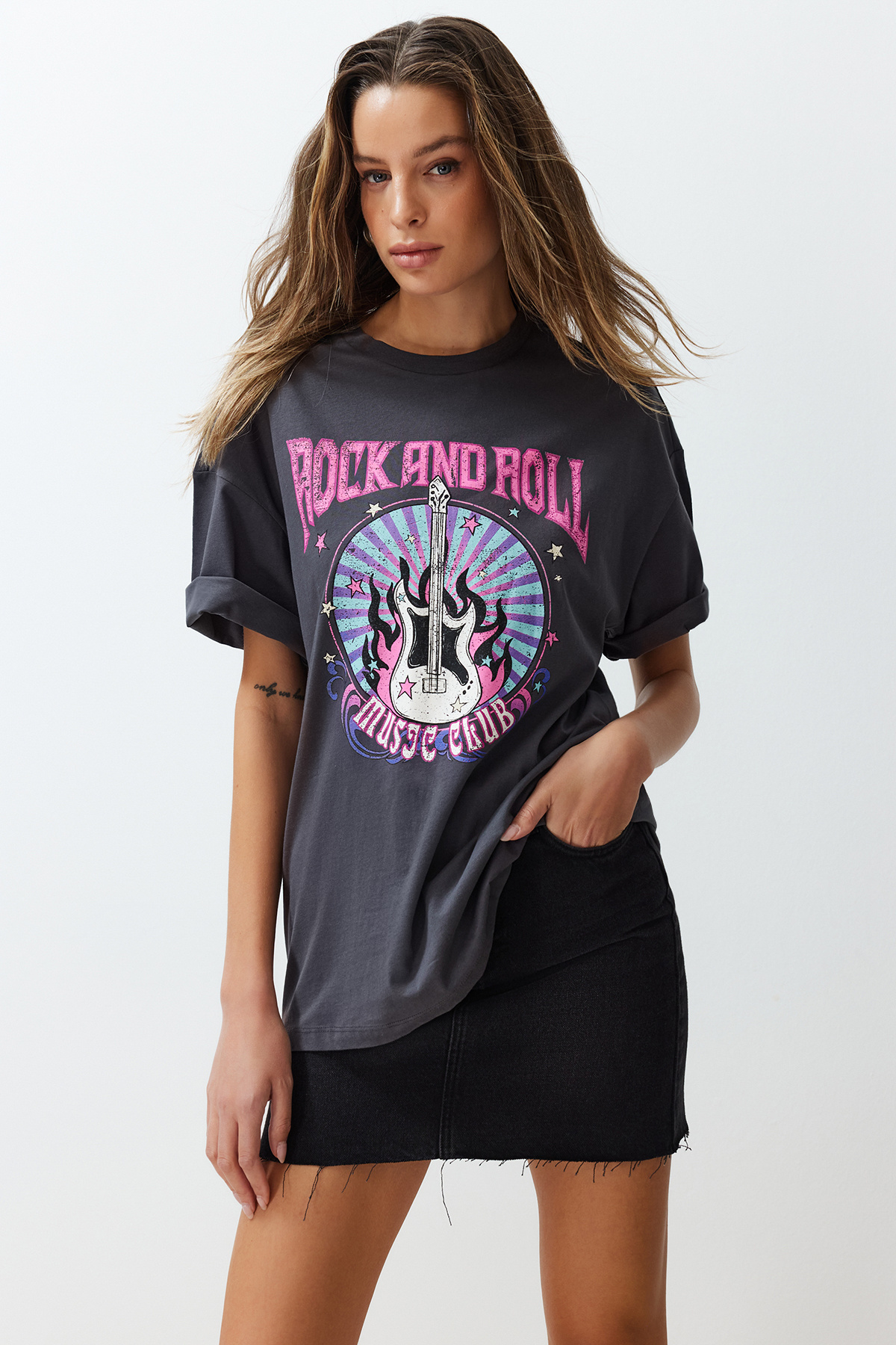 Trendyolmilla  Antrasit %100 Pamuk Baskılı Oversize/Geniş Kalıp Bisiklet Yaka Örme T-Shirt TWOSS24TS00133